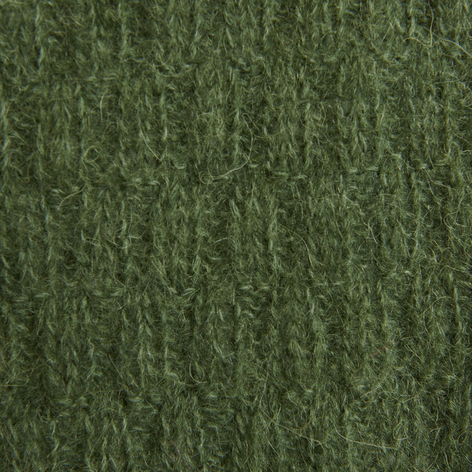 Luxury Alpaca Cotton Fusion zeigt olivfarbene, weiche Stricktextur. Ideal für Herbstmode.