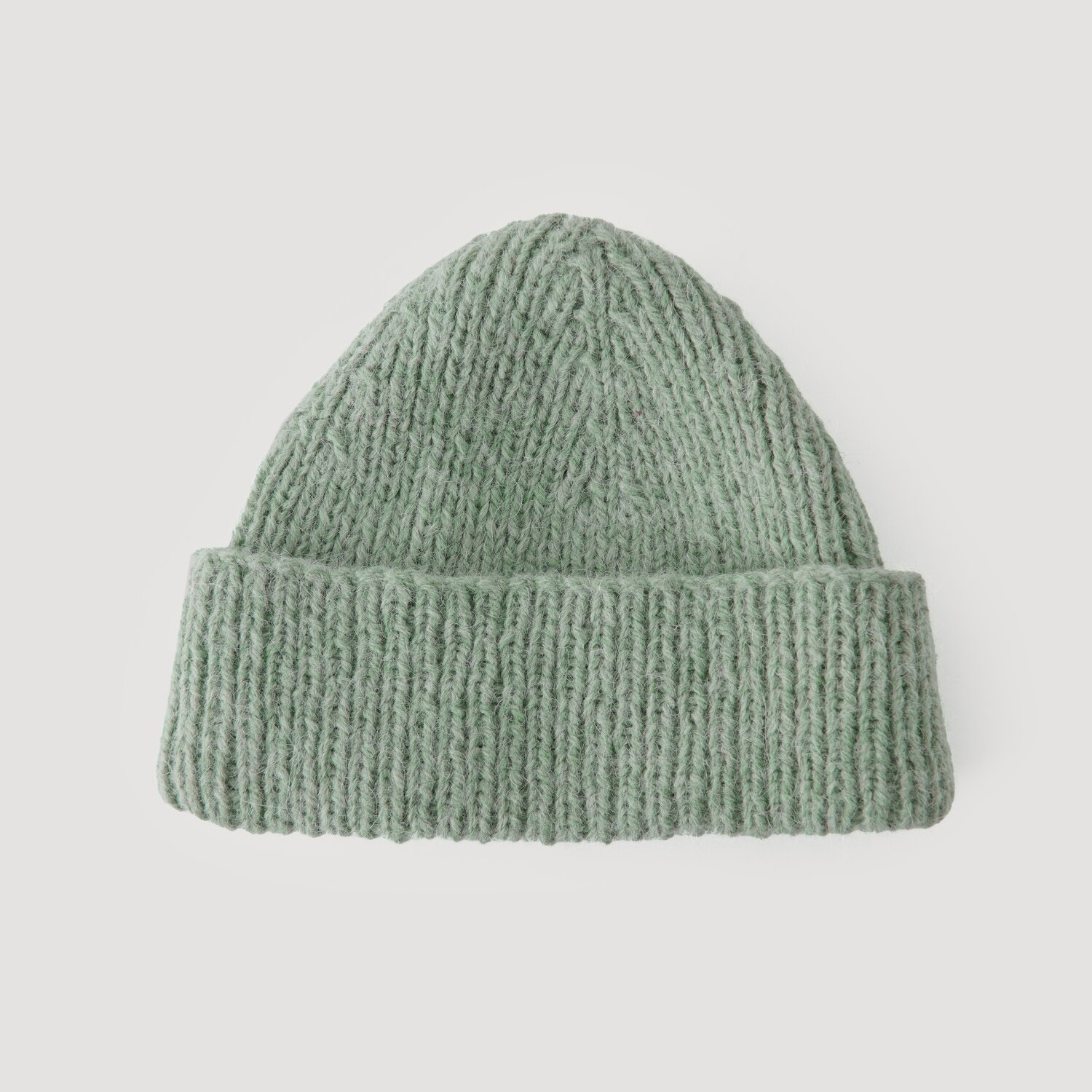 Grüne Strickmütze von Modell Legeware, aus weichem Material. Die Mütze hat ein geripptes Design und eine umgeschlagene Krempe, ideal für kalte Tage.