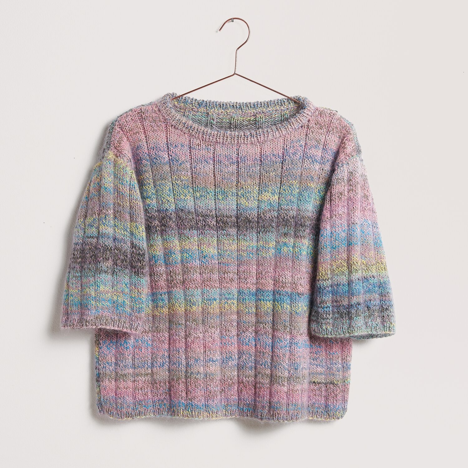 Strickset Shirt Modell 21: Buntes, gestreiftes Shirt aus weicher Wolle, ideal für Frühling und Sommer.