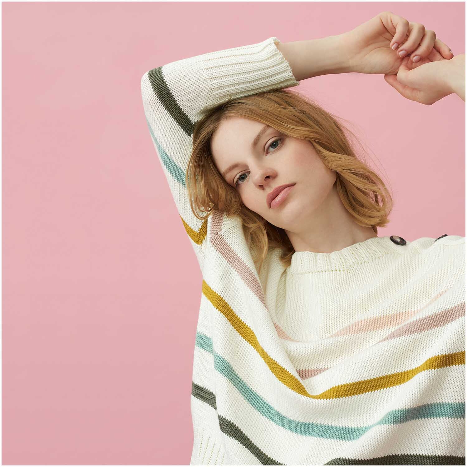 Creative Sport dk: Frau in gestreiftem Pullover vor rosa Hintergrund, Rico Design, 50g 145m.