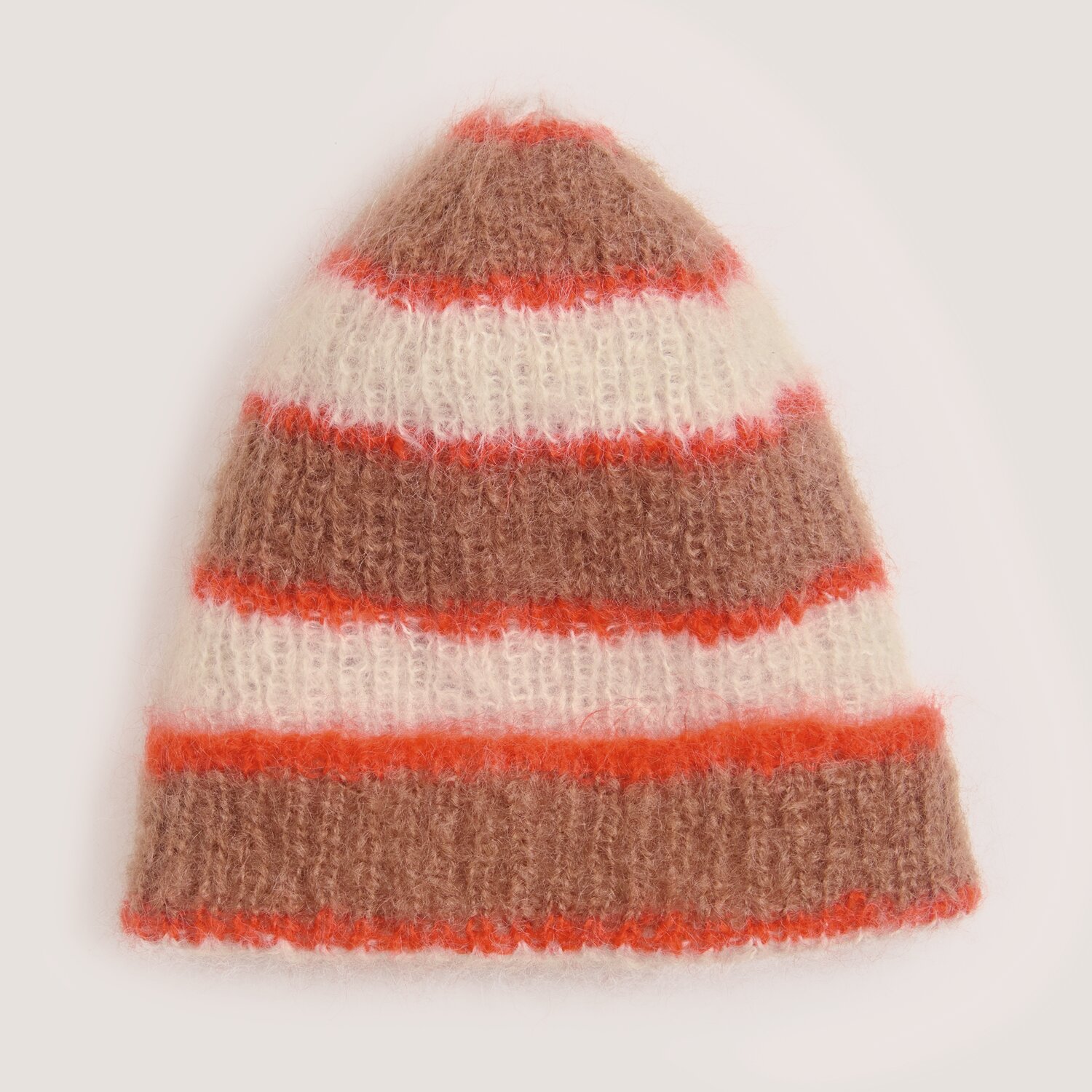 Fashion Mohair Merino aran, gestrickte Mütze aus Rico Design Garn, 50g, mit weichen Streifen in Nougat, Creme und leuchtendem Rot auf hellem Hintergrund.