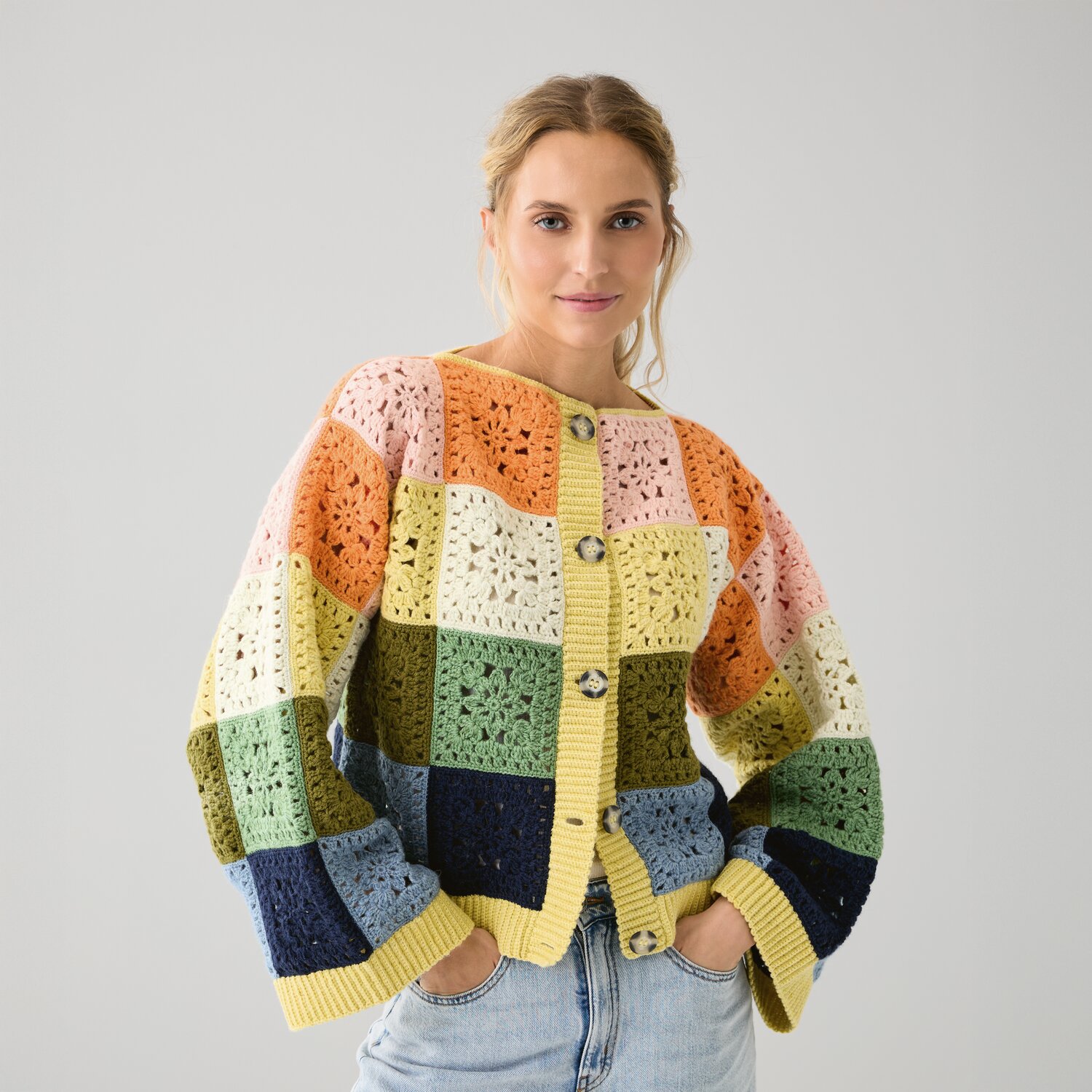 Häkelset Jacke Modell 01 A aus Die Neue Masche No. 15, bunte Patchwork-Jacke mit Knöpfen.
