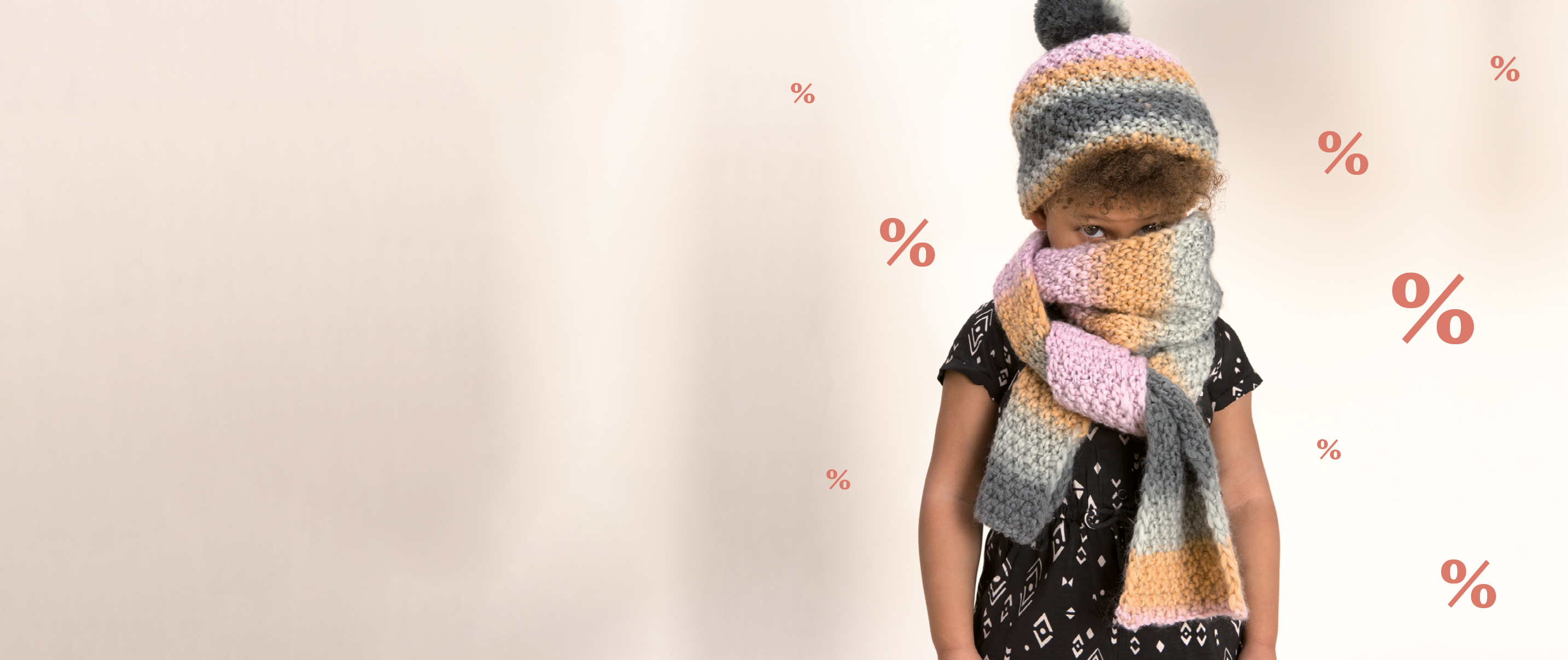 Kind trägt Strickmütze und Strickschal