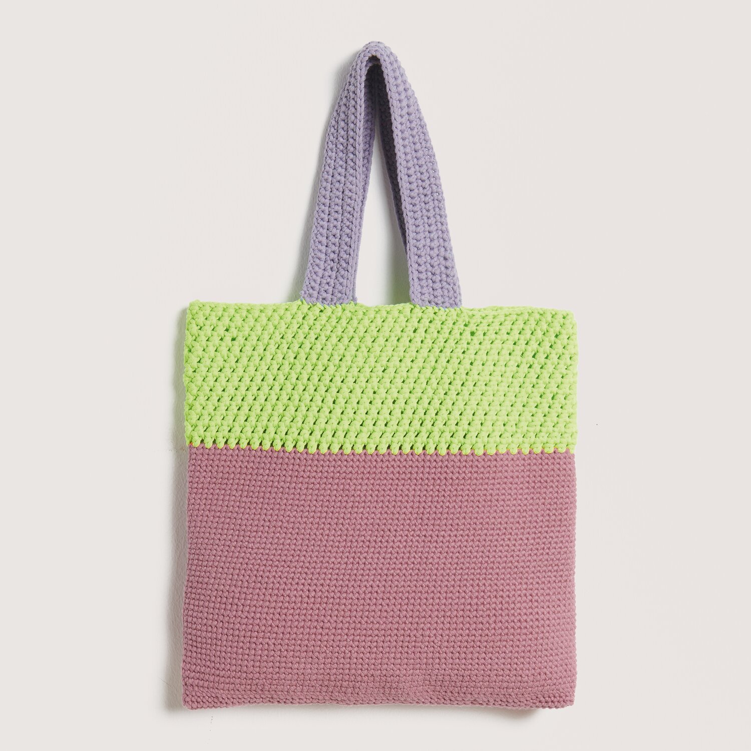 Häkelset Tasche Modell 28 aus Die Neue Masche Nr. 9 von idee. Creativmarkt Häkelset Tasche Modell 28 aus Die Neue Masche Nr. 9, zweifarbig in Lila und Gelb, mit robusten Henkeln. Ideal für den Frühling und Sommer.