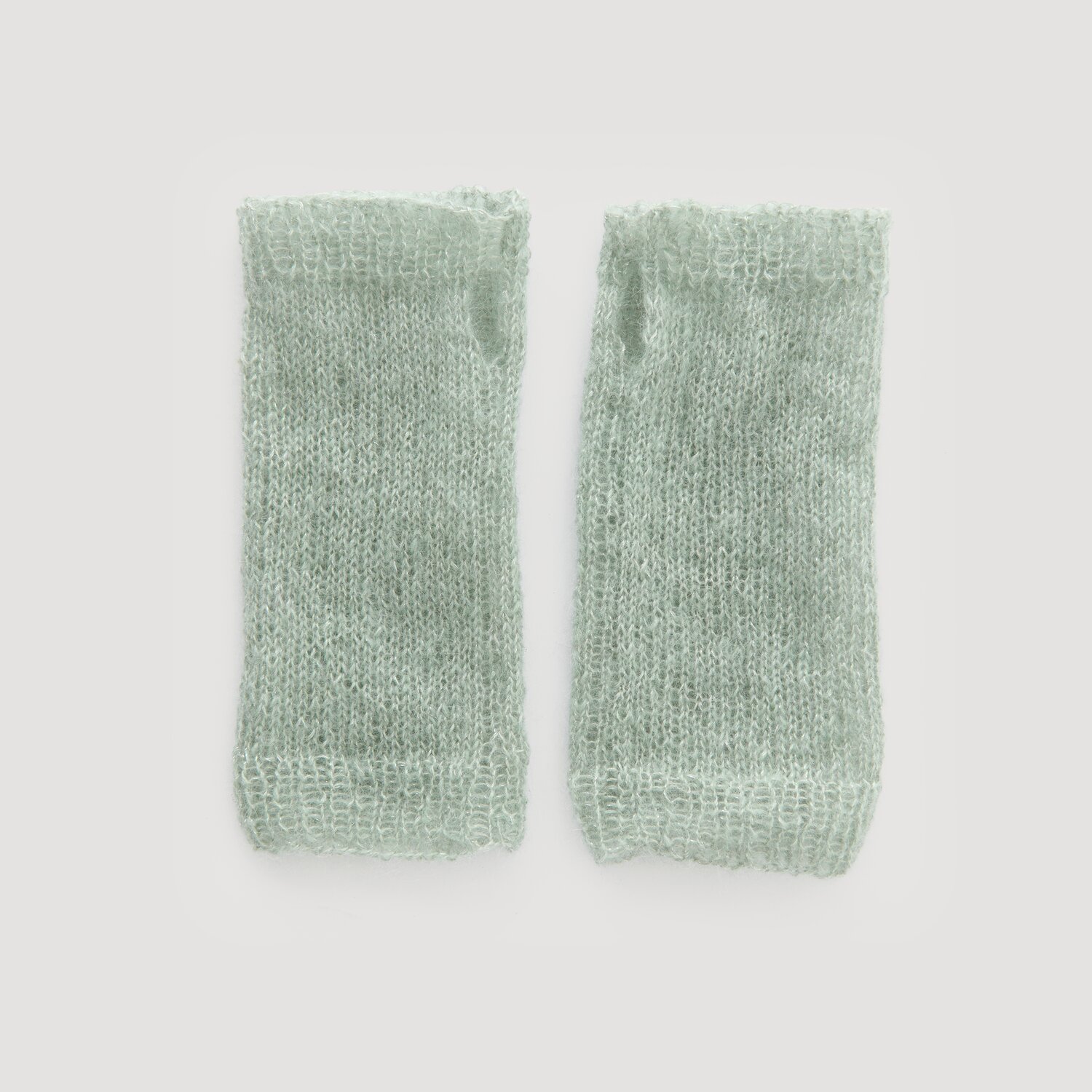 Paar hellgrüne Strickstulpen von Modell Legeware, nebeneinander auf hellem Hintergrund. Ideal für kühle Tage, bieten sie Komfort und Stil. Perfekt für modische Akzente.