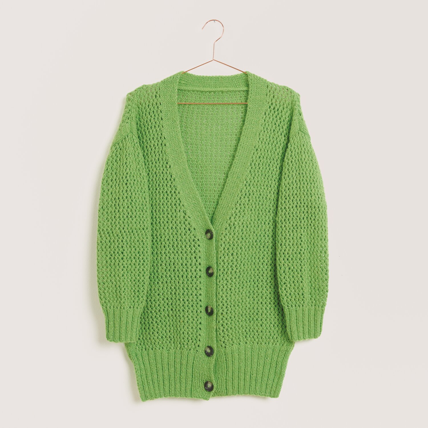 Strickset Jacke Modell 41 aus Made by Me Nr. 18, grasgrün, mit Knopfleiste und V-Ausschnitt.
