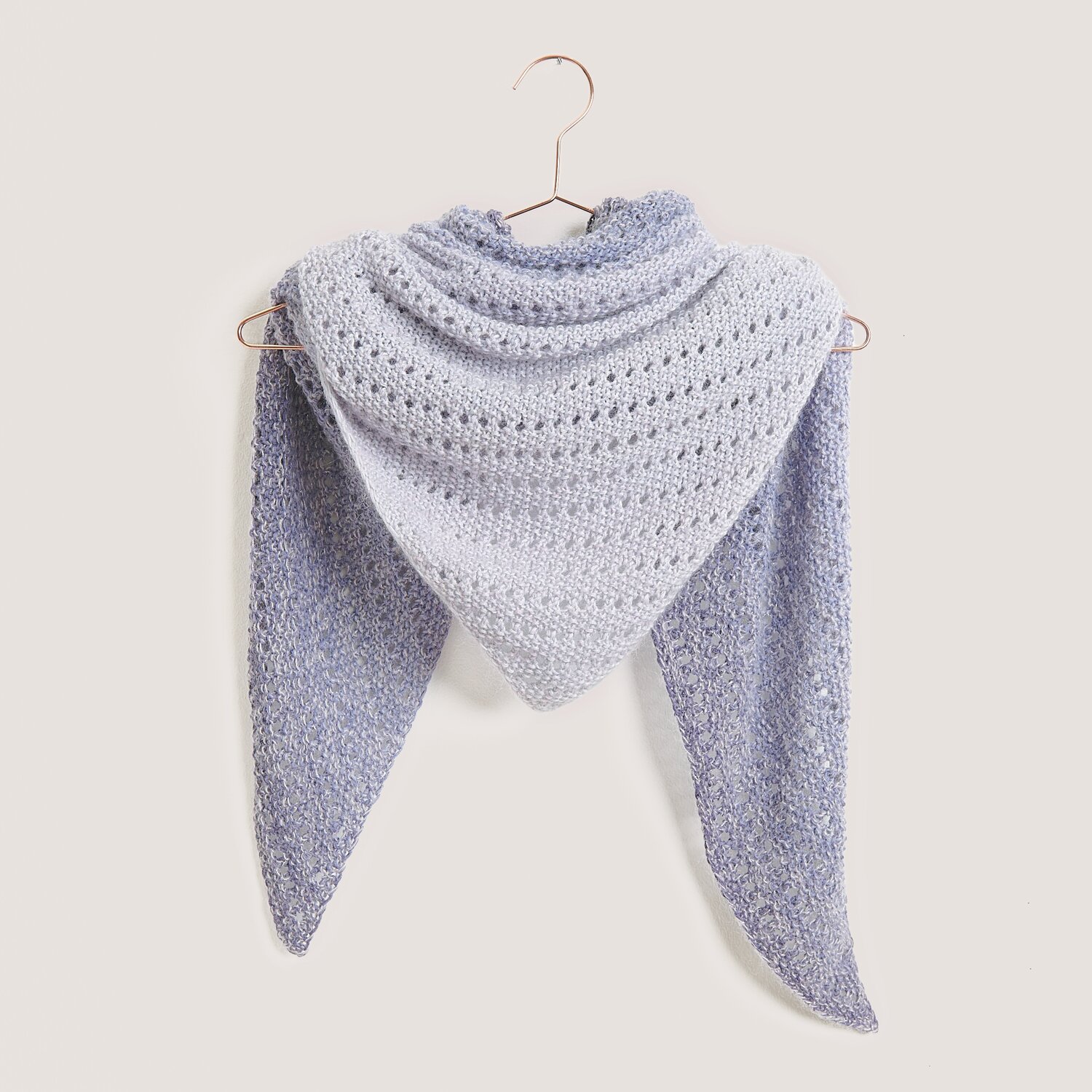 Strickset Dreieckstuch Modell 11 aus Tücher Special in Denim auf einem Kleiderbügel präsentiert.