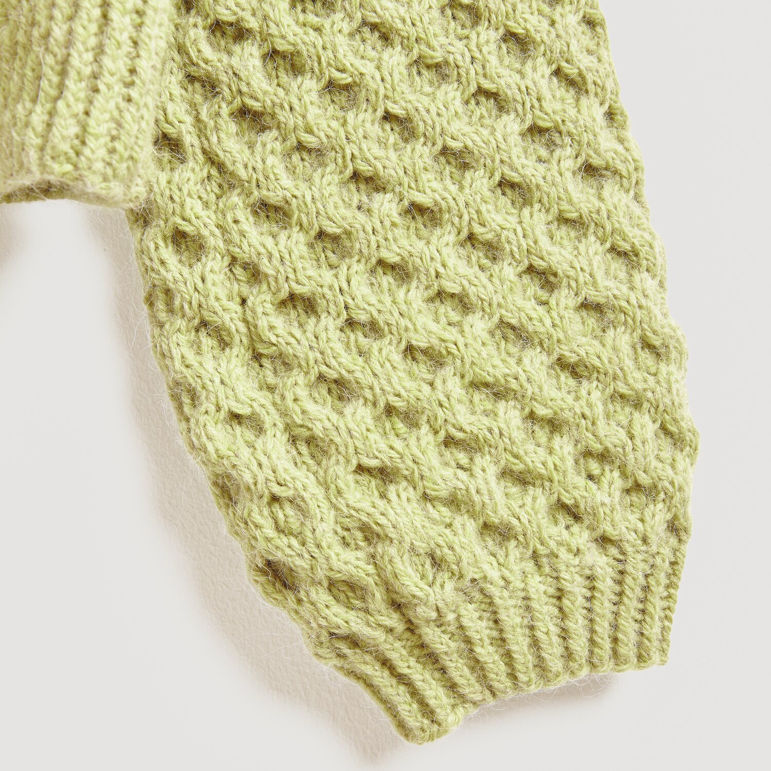 Soft Alpaca: Strickmuster in Zitrone, aus hochwertiger Wolle, ideal für Herbstmode.