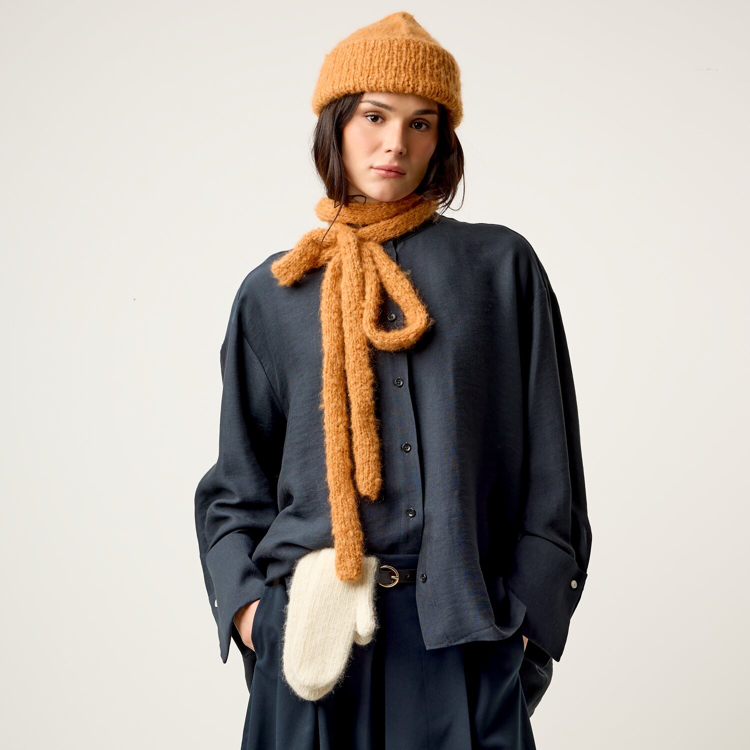 Strickset Schal Modell 14 aus Luxury Knits Little Pieces, langer flauschiger Schal mit passender Mütze, kombiniert mit dunkelblauer Bluse und heller Handtasche