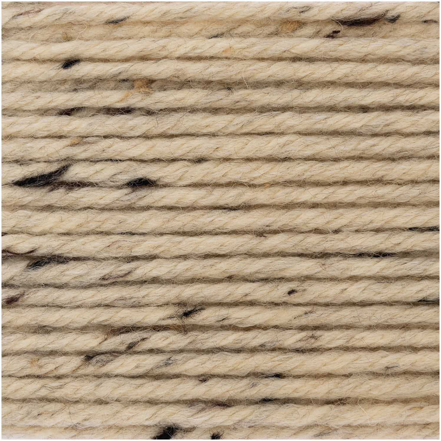 Essentials Mega Wool Tweed chunky 100g 125m Farbe Natur von Rico Design Essentials Mega Wool Tweed chunky von Rico Design in Naturtönen, zeigt dickes, getupftes Garn. Ideal für warme Strickprojekte, 100g mit 125m Länge.