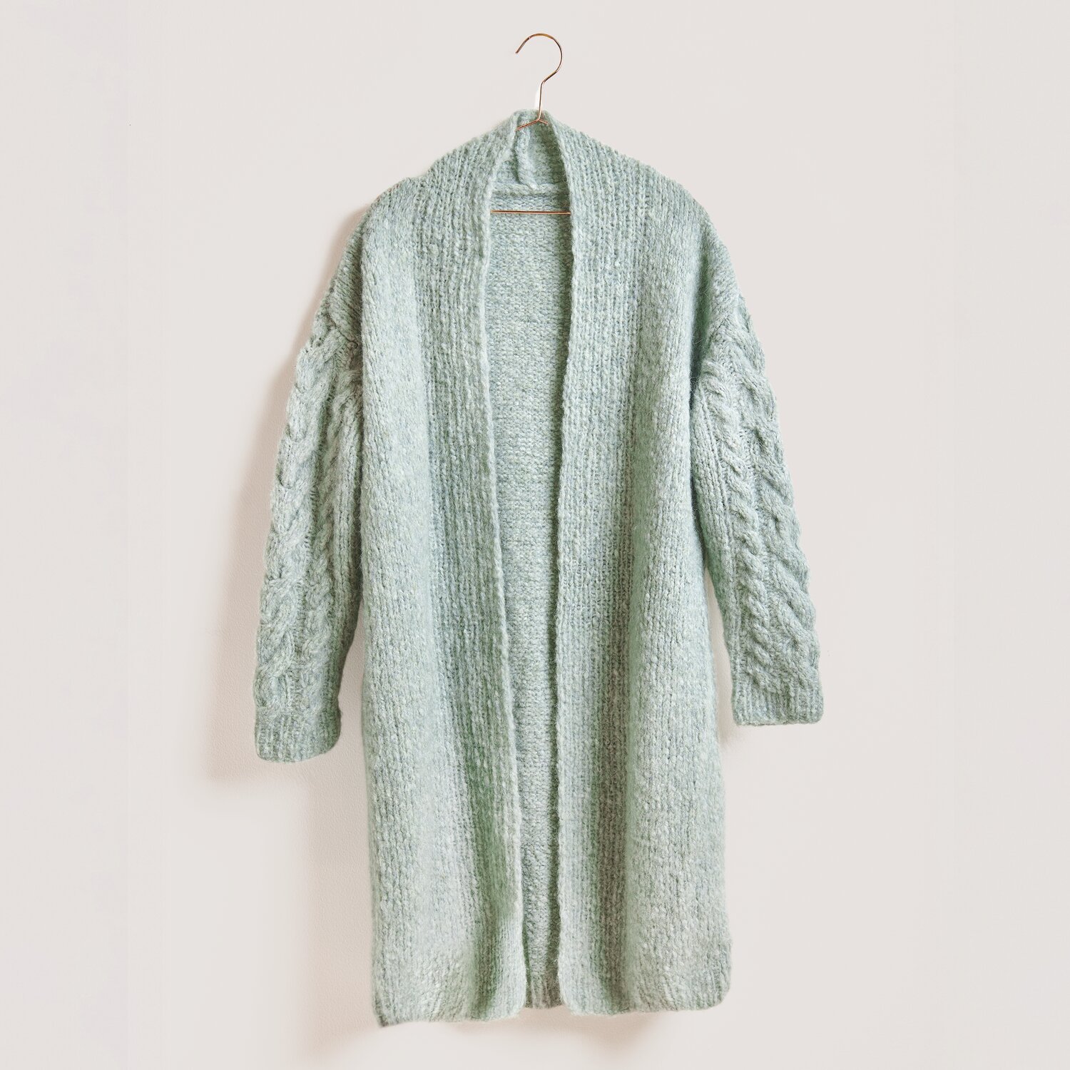 Strickset Jacke Modell 25: Langer, mintfarbener Cardigan aus weicher Wolle mit Zopfmusterärmeln.