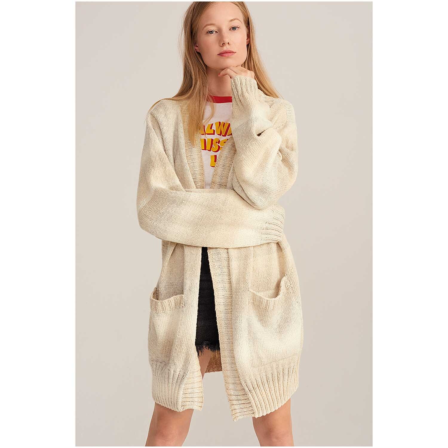 Fashion Cotton Light & Long dk 50g 185m Farbe Natur von Rico Design Fashion Cotton Light & Long dk: Frau trägt langen, beigen Strickcardigan von Rico Design mit Taschen.