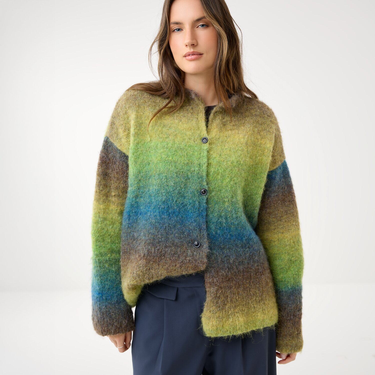 Strickset Jacke Modell 15 aus Die Neue Masche No. 16, locker geschnittene, mehrfarbig verlaufende Mohair-Strickjacke mit Knopfleiste, getragen zu dunkler Hose