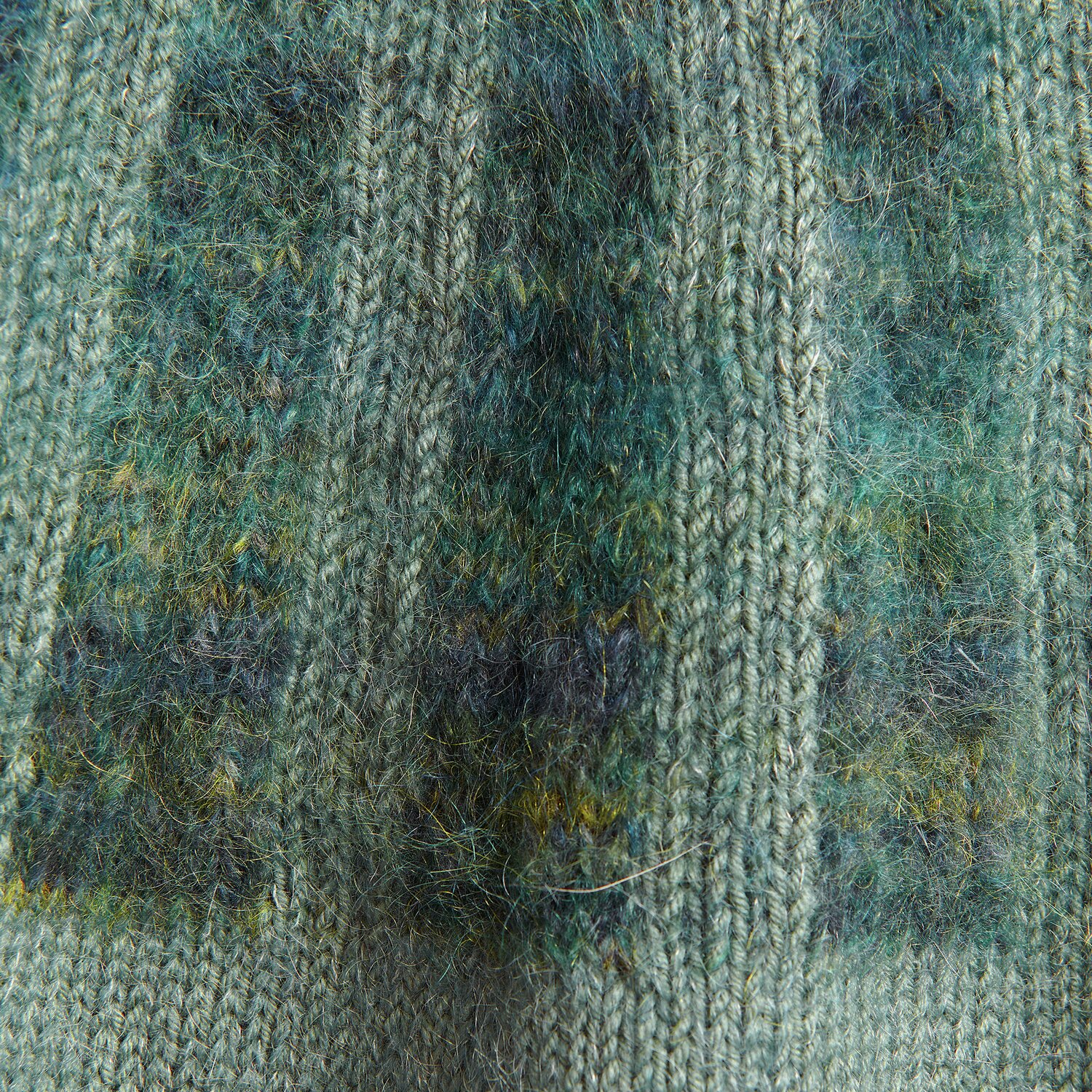 Essentials Merino dk zeigt ein gestricktes Muster in Efeu und Deep Sea, ideal für Herbstmode.