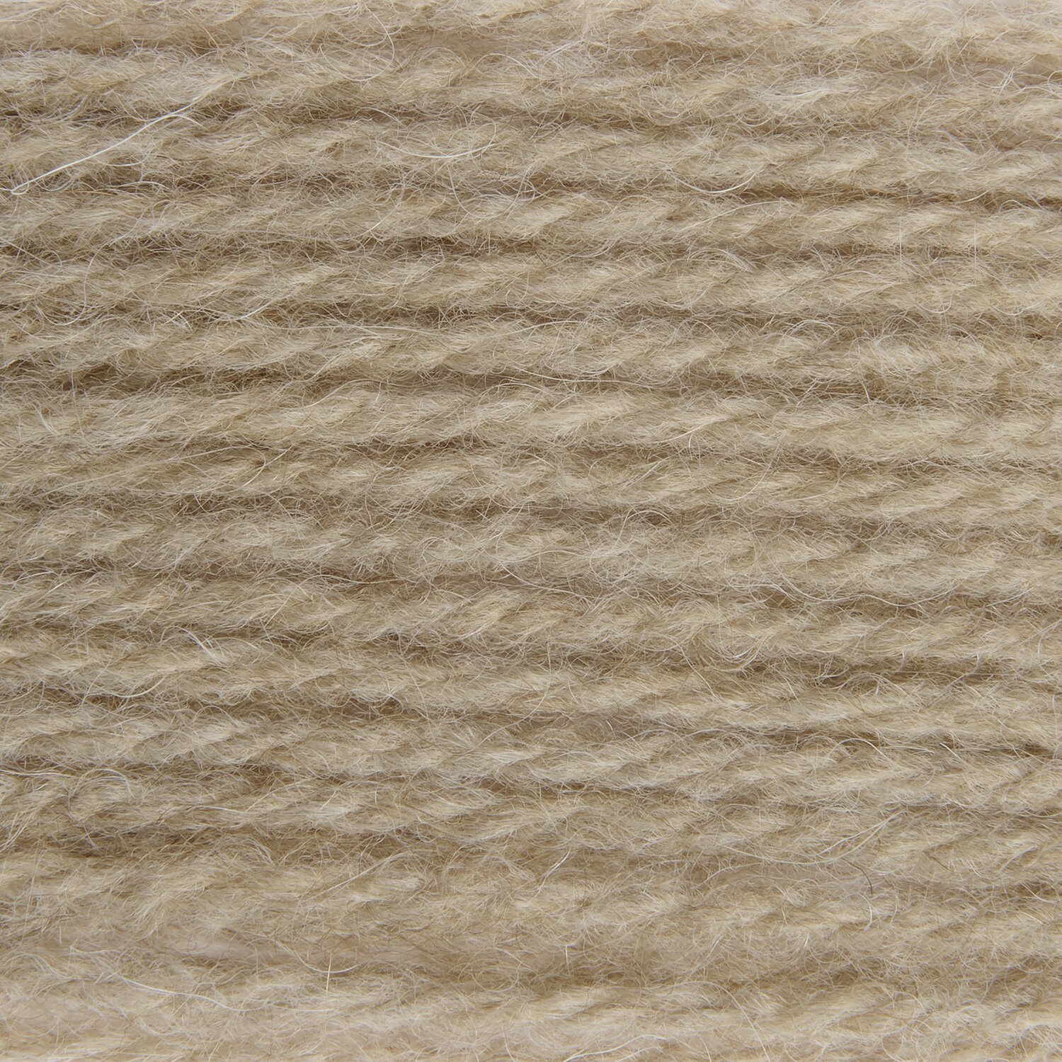 Soft Alpaca, Rico Design, 50g 125m, zeigt detailnahe Struktur weicher, fein gedrehter Wolle in hellem Beigeton für Strick- und Häkelprojekte
