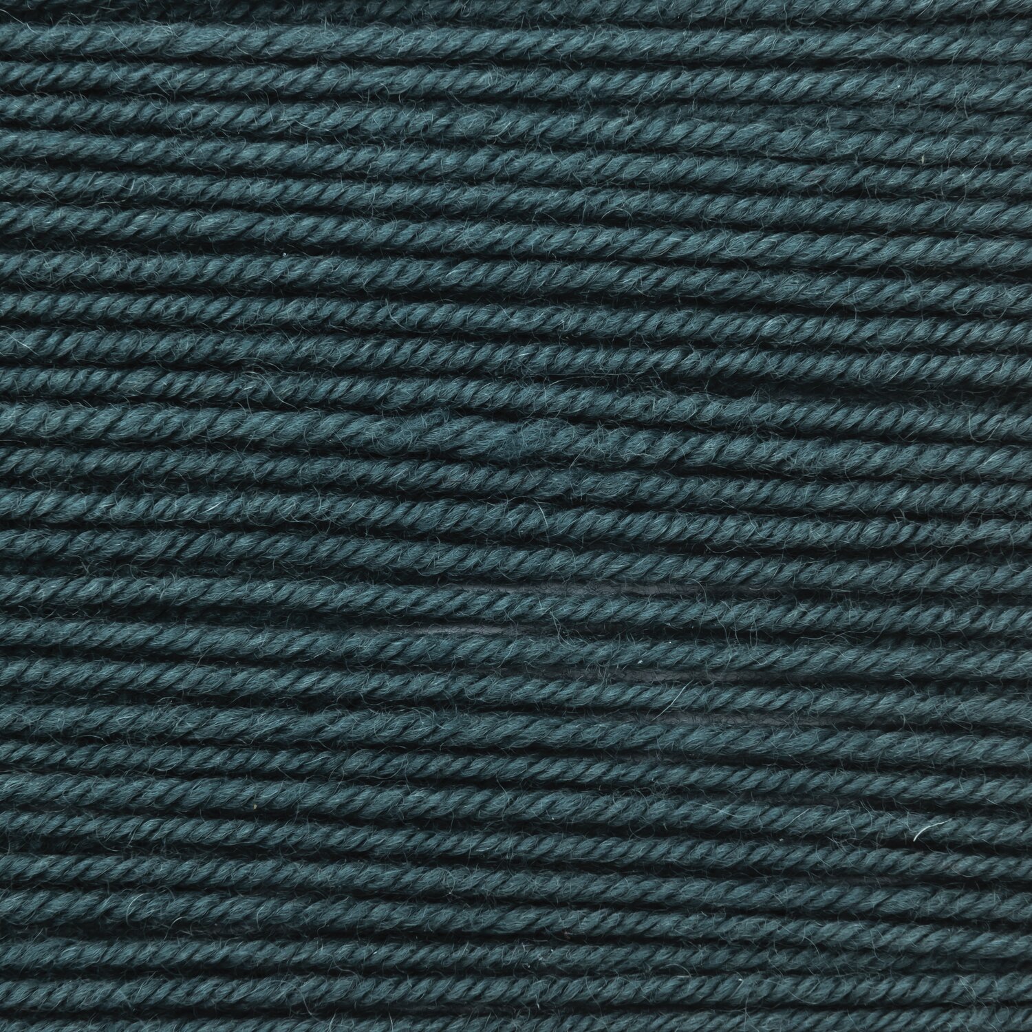 Essentials Merino dk, weiches Garn in Blau-Grün von Rico Design, ideal für Strickprojekte.