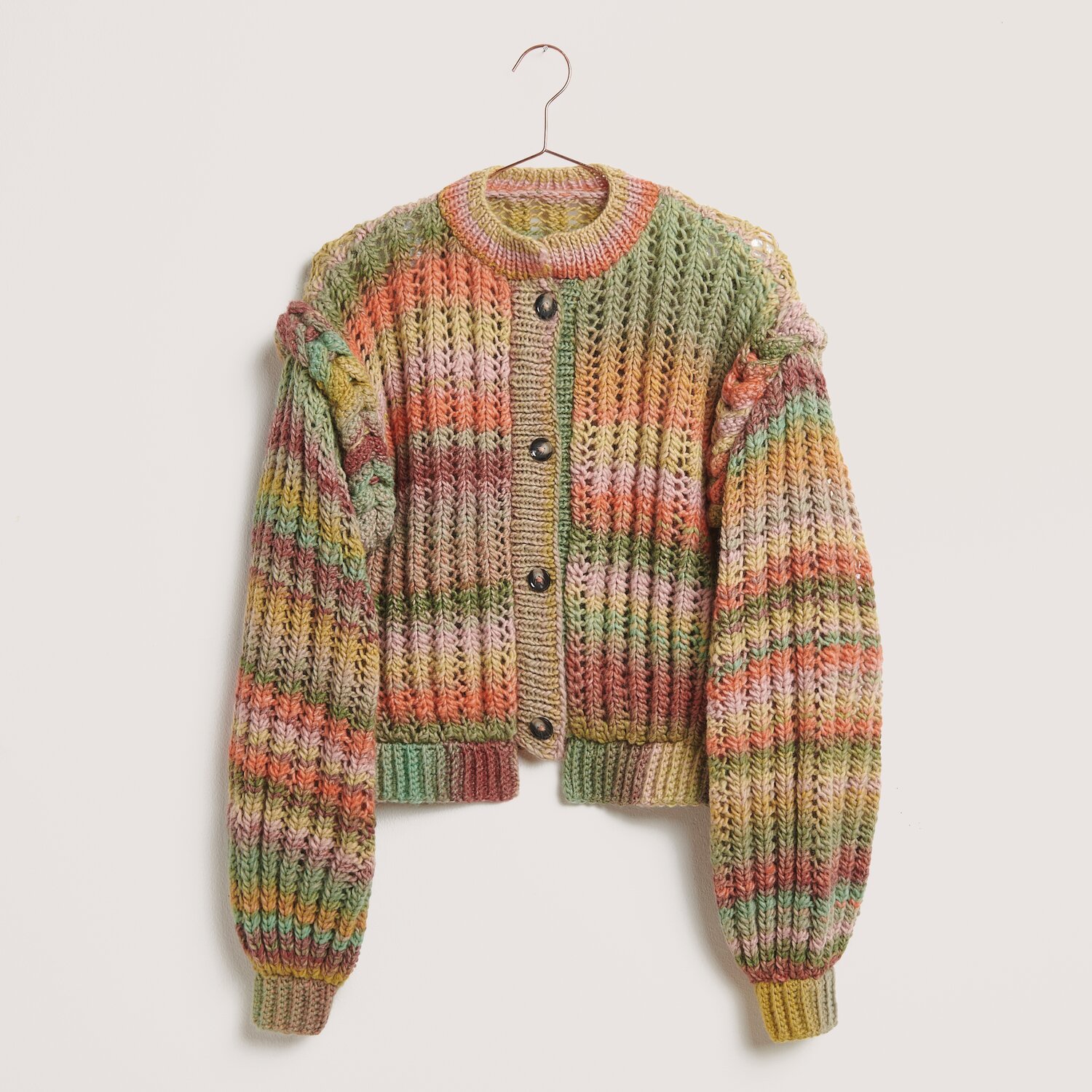 Made by Me No. 21 Herbst-Winter Sprachauswahl deutsch von Rico Design Strick-/Häkelset Jacke Modell 25 aus Made by Me No. 21, bunte Strickjacke mit Knöpfen.