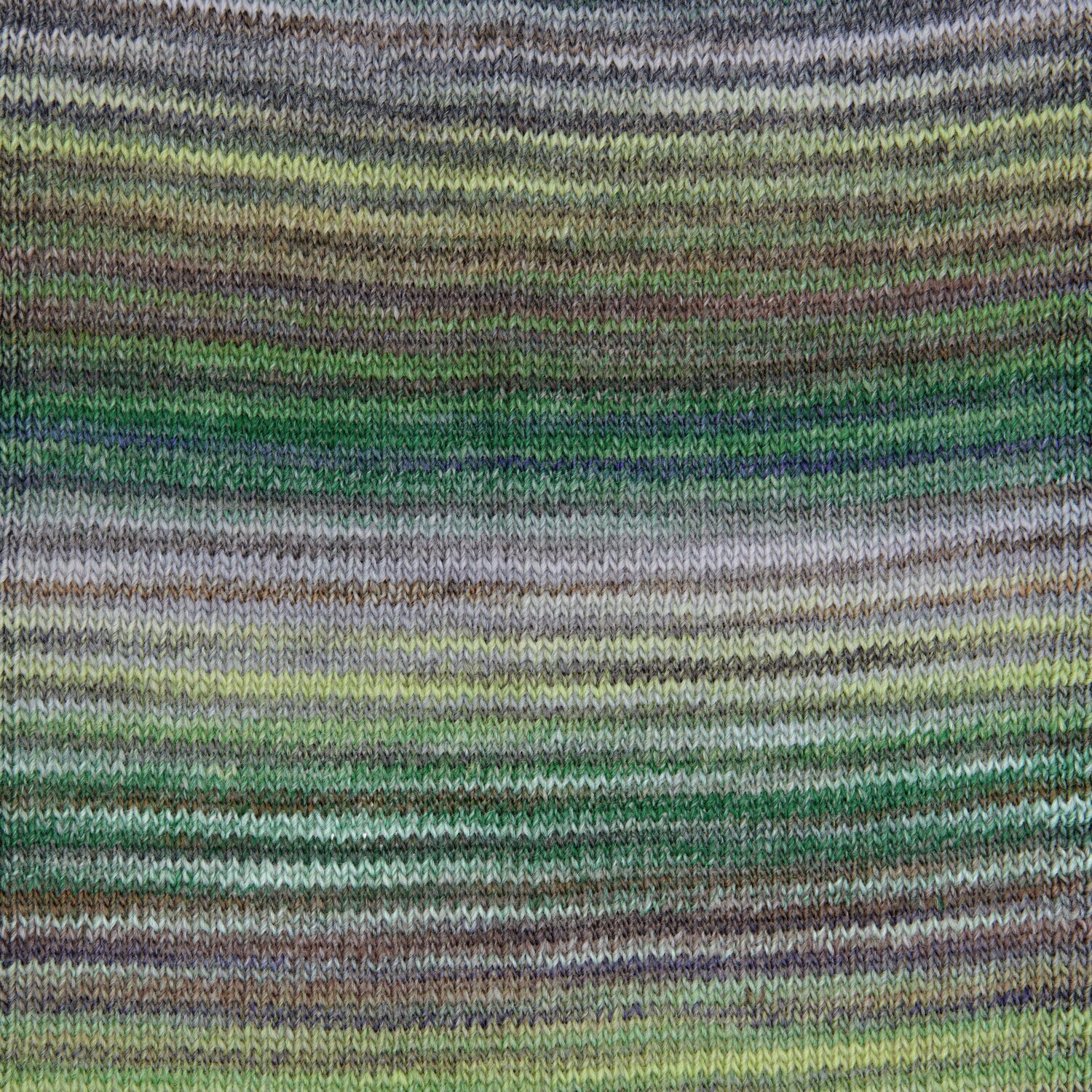 Creative Melange aran Wonderball, gestrickt in Waldtönen. Farbverlauf von Grün zu Braun.