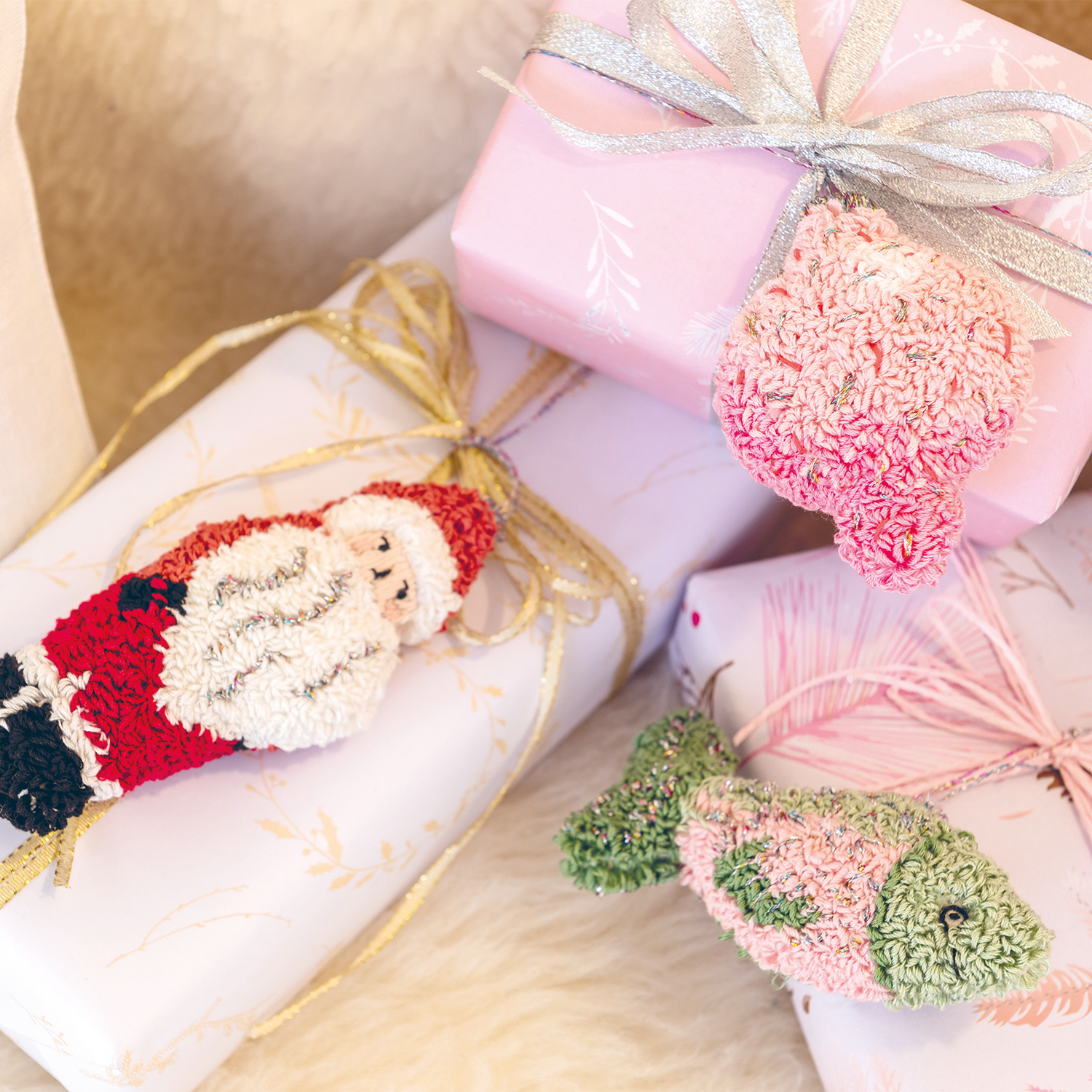 Anleitung Weihnachtliche Punch Needle Anhänger Anleitung Weihnachtliche Punch Needle Anhänger: Handgemachte Anhänger in Rot, Grün und Rosa auf Geschenken.