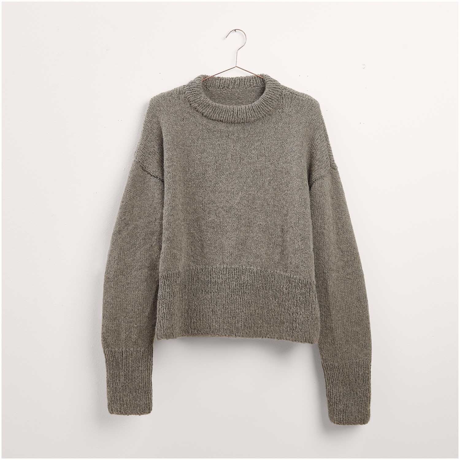 Grauer Strickpullover von Made by Me, Modell 12 aus der Kollektion Nr. 17. Der Pullover hat einen Rundhalsausschnitt und lange Ärmel, präsentiert als Legeware. Ideal für stilvolle, gemütliche Outfits.