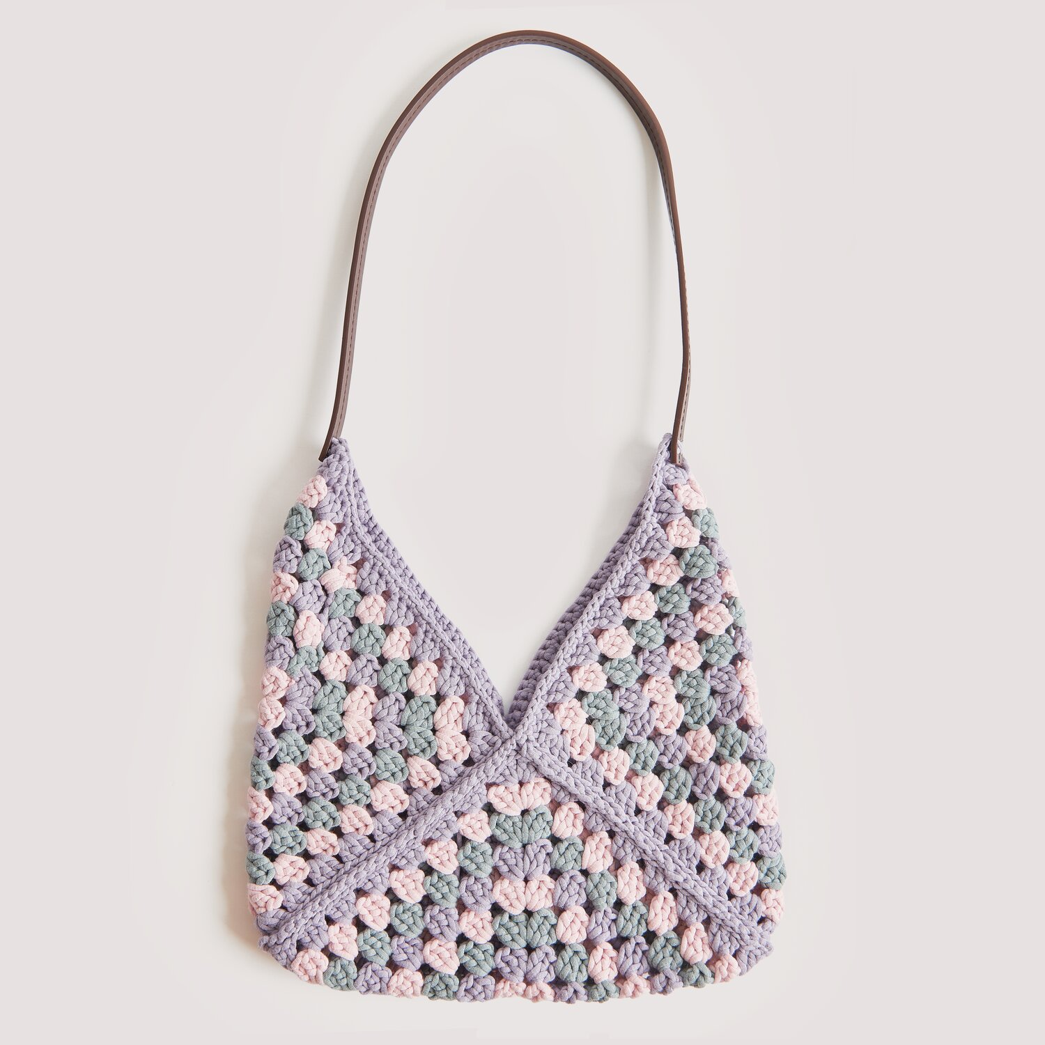 Fashion Jersey 50g 72m Farbe Blau-Grau von Rico Design Die Neue Masche No. 12 Frühjahr-Sommer: Handtasche im Granny-Square-Design aus Lavendel- und Grautönen mit braunem Henkel.