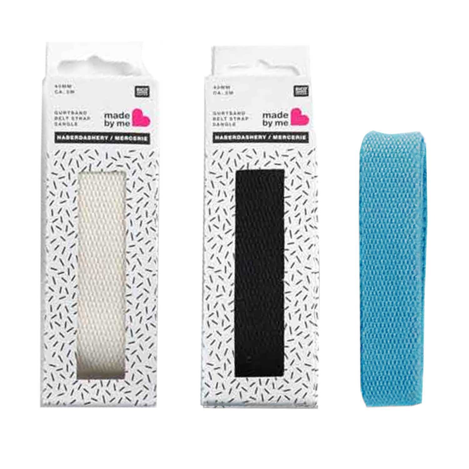 Gurtband 40mm 2m von Rico Design in Weiß, Schwarz und Blau, präsentiert in Verpackungen.