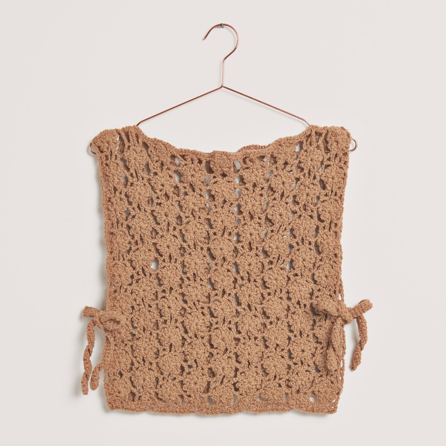 Made by Me No. 22 Frühjahr-Sommer: Gehäkeltes Top in Nougat, aus Essentials Super Cotton dk, auf einem Kleiderbügel präsentiert.