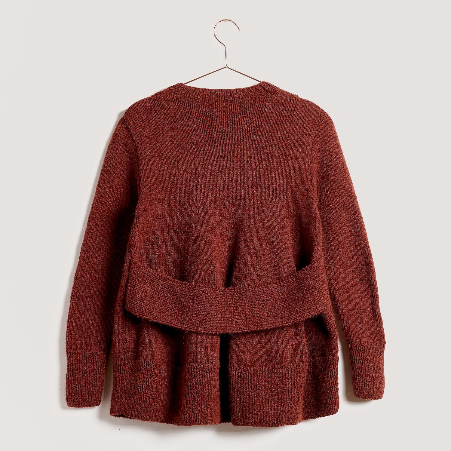 Soft Alpaca Strickjacke, rückseitig fotografiert, aus feinem Rico Design Garn, zeigt lockeren Fall und strukturierte Blende, ideal für warme Handmade-Projekte