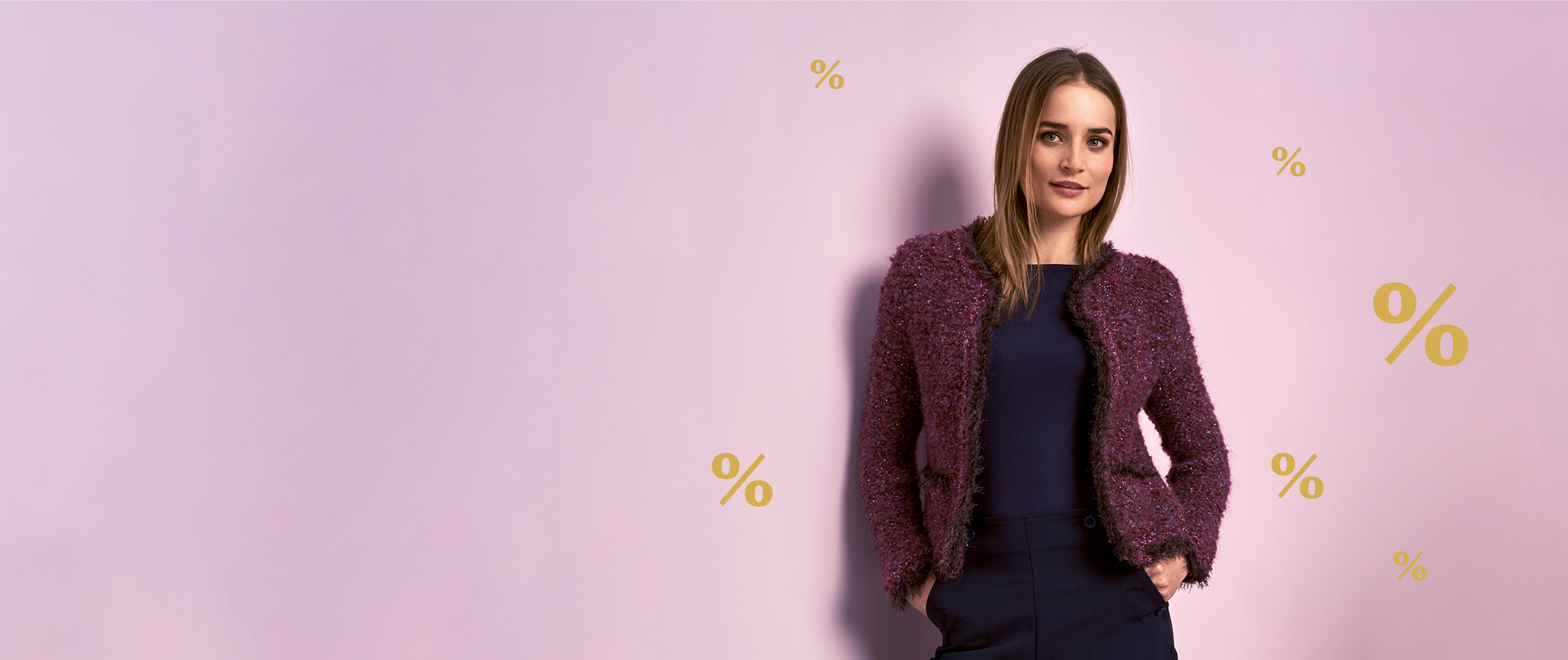 Frau trägt weinrote Strickjacke