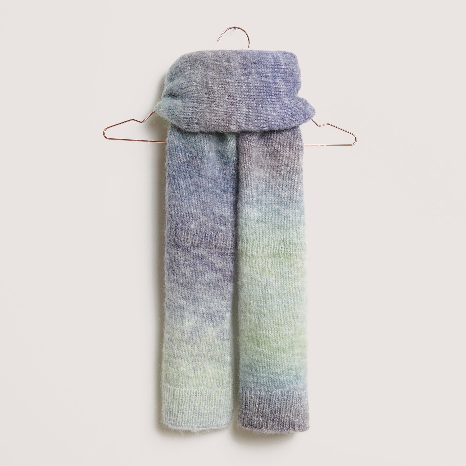 Gestrickte Mütze Gestrickte Mütze in Grün und Blautönen