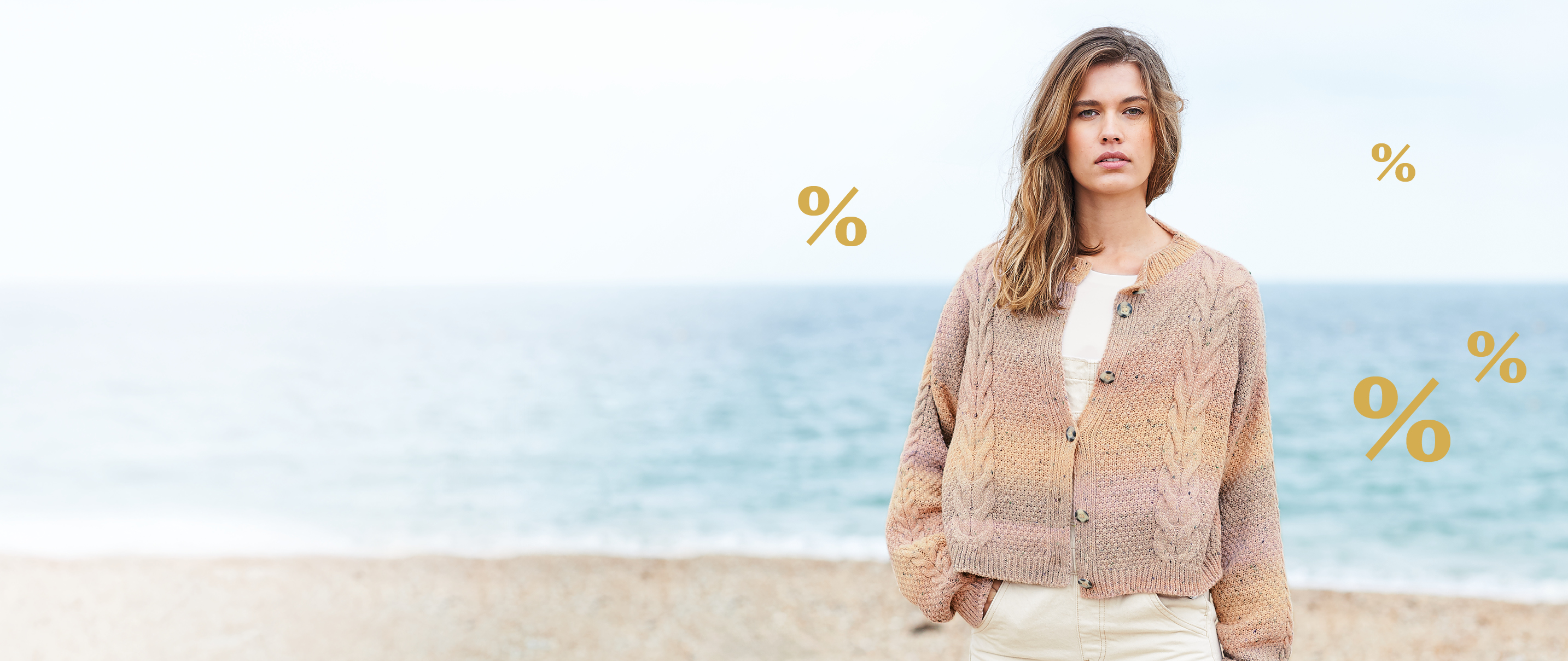 Frau trägt beigefarbene Strickjacke, im Hintergrund goldene %-Zeichen