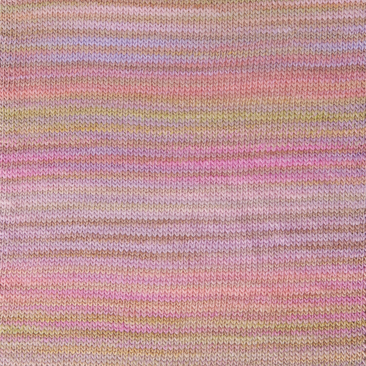 Creative Melange aran Wonderball, gestrickt in sanften Flieder-Pink-Tönen, zeigt ein harmonisches Farbspiel. Ideal für kreative Strickprojekte.