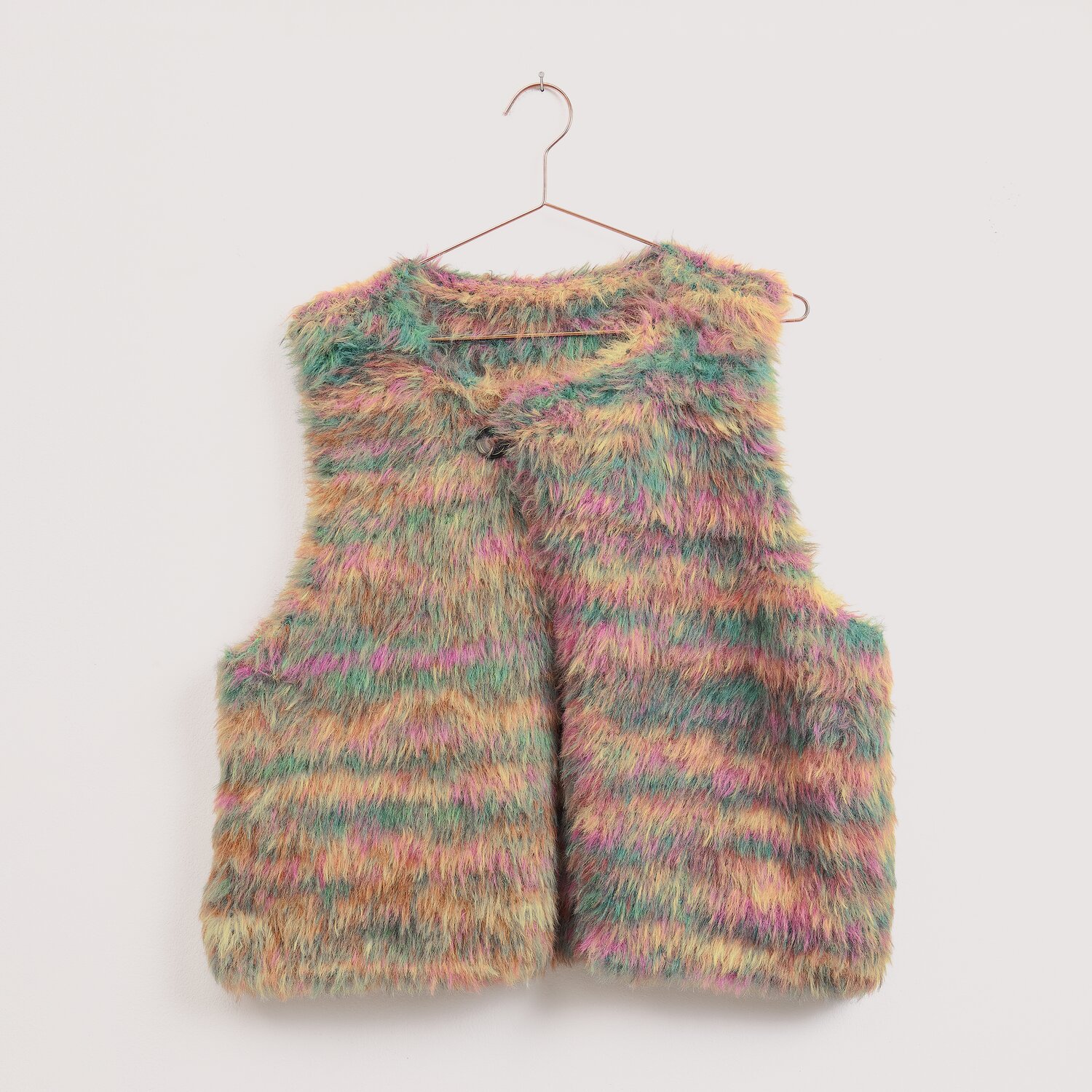 Strickset Weste Modell 9b aus Die Neue Masche No. 16 Herbst von Wolle Rödel, ärmellose flauschige Damenweste mit mehrfarbigem Streifenmuster auf Bügel