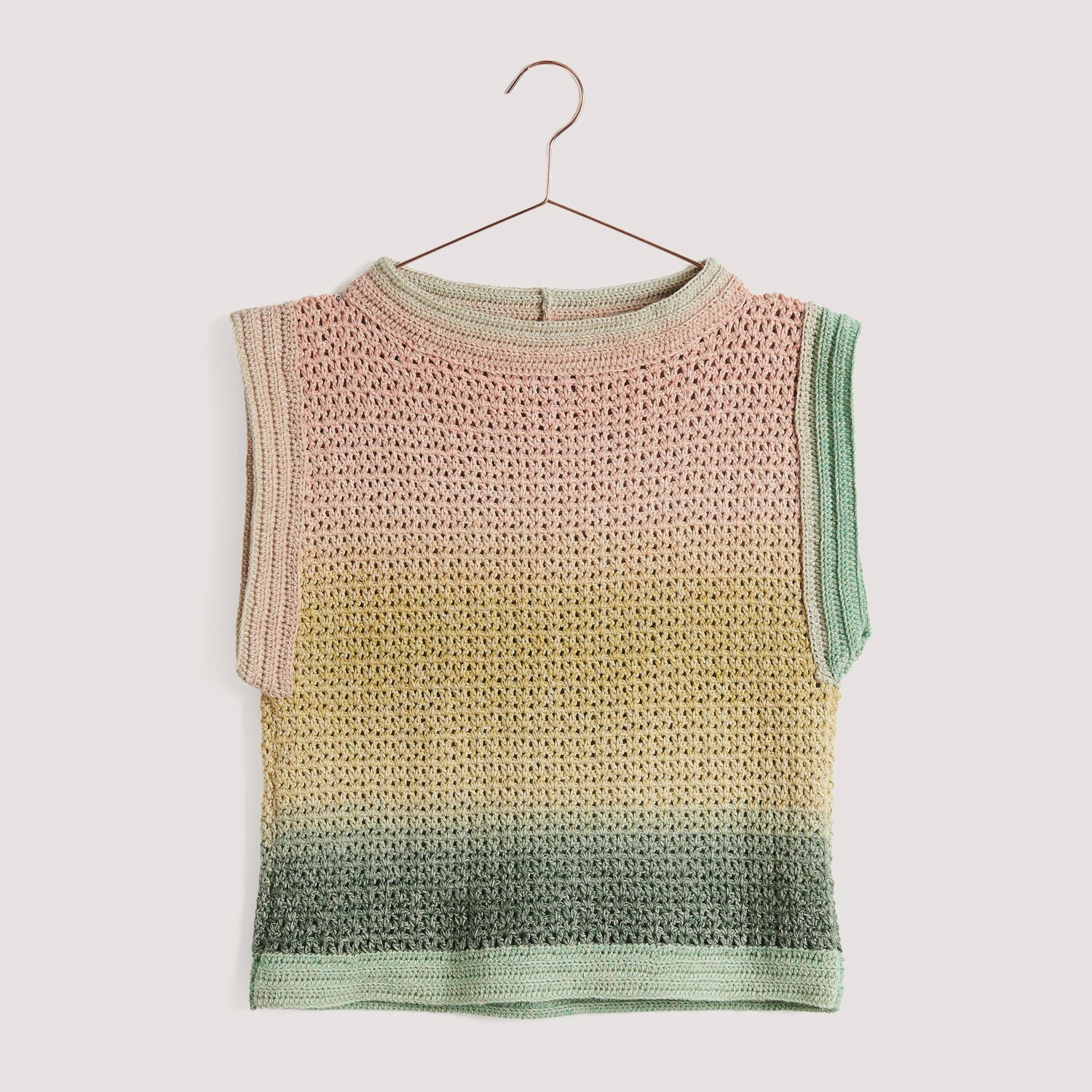 Gehäkeltes Top auf Bügel mit Farbverlauf