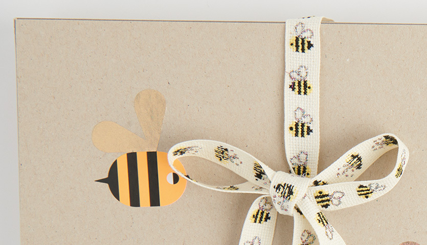 Stickanleitung Geschenkband mit Bienen