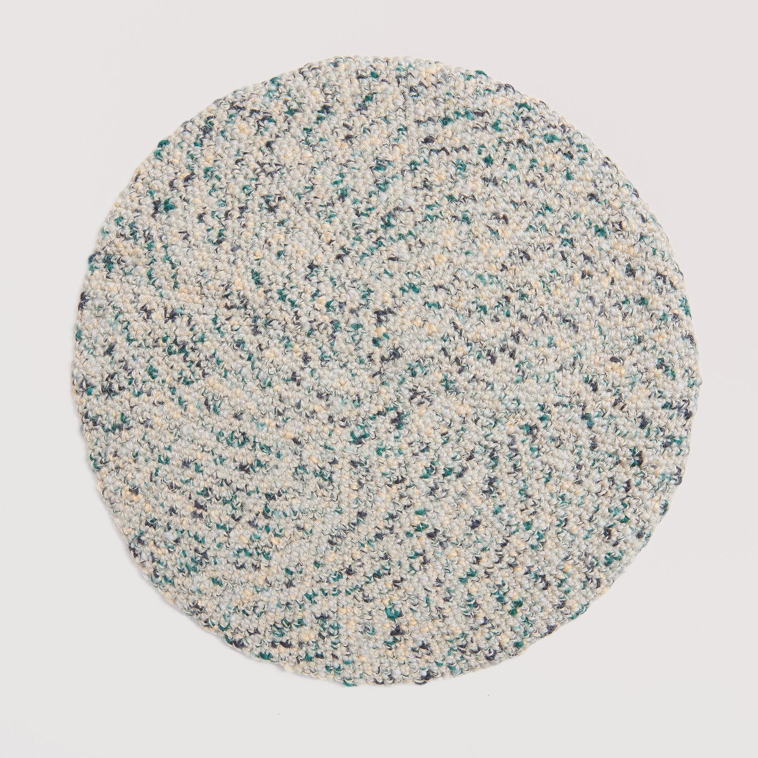 Creative "Hey Jute" Teppich in runder Form mit Ethno-Muster, beige und grün meliert. Ideal für Frühling und Sommer.