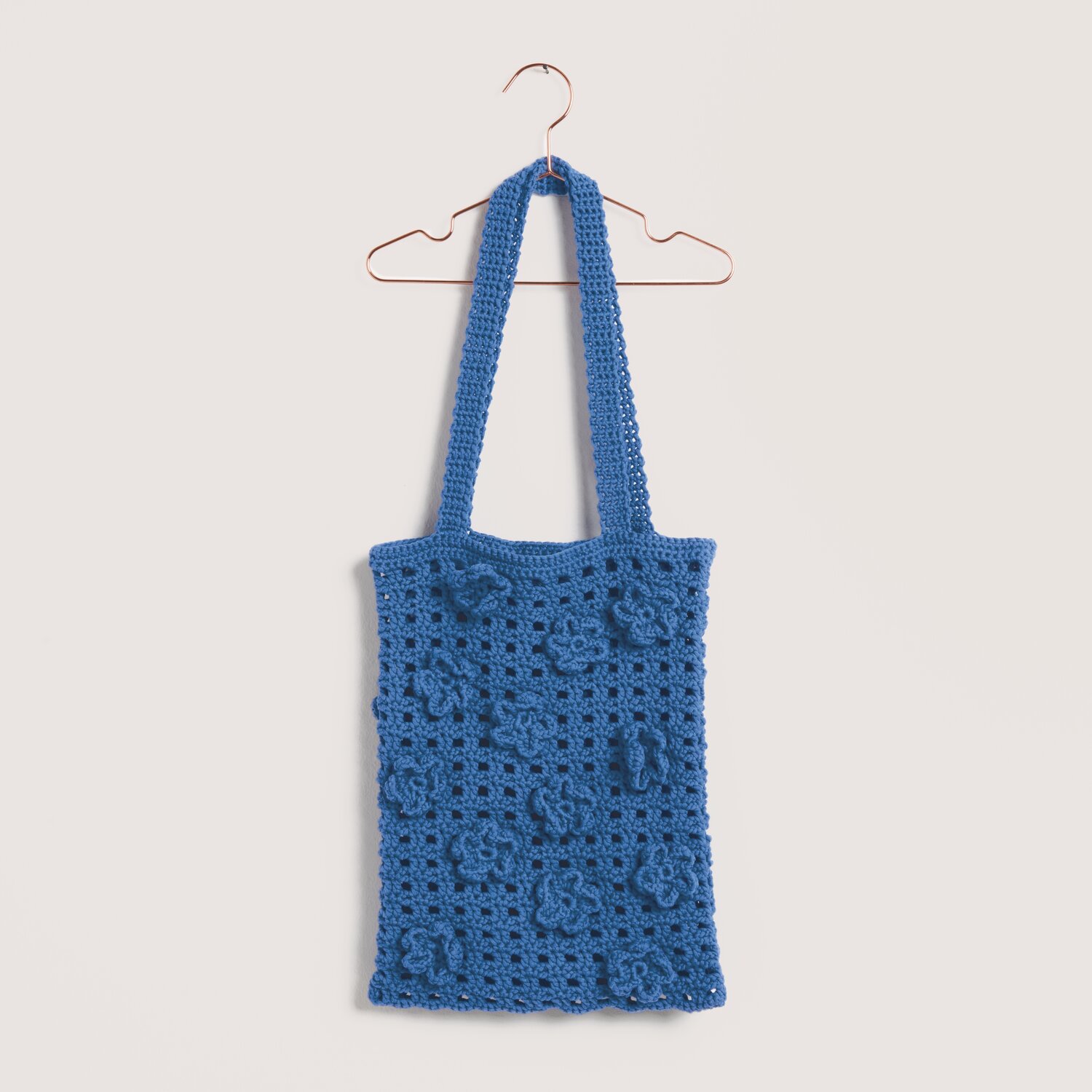 Made by Me No. 22 Frühjahr-Sommer: Handgehäkelte Tasche in Royalblau mit floralem Muster, ideal für den Sommer.
