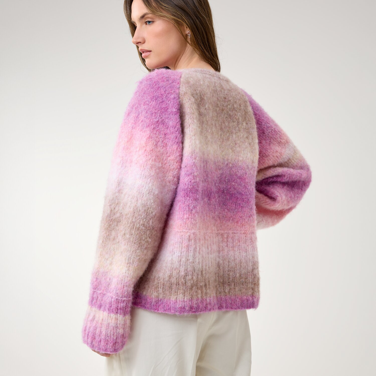 Strickset Pullover Modell 28 aus Die Neue Masche No. 16, langärmliger Damenpullover mit weichem Farbverlauf in Rosa, Lila und Beige, locker geschnitten von hinten sichtbar