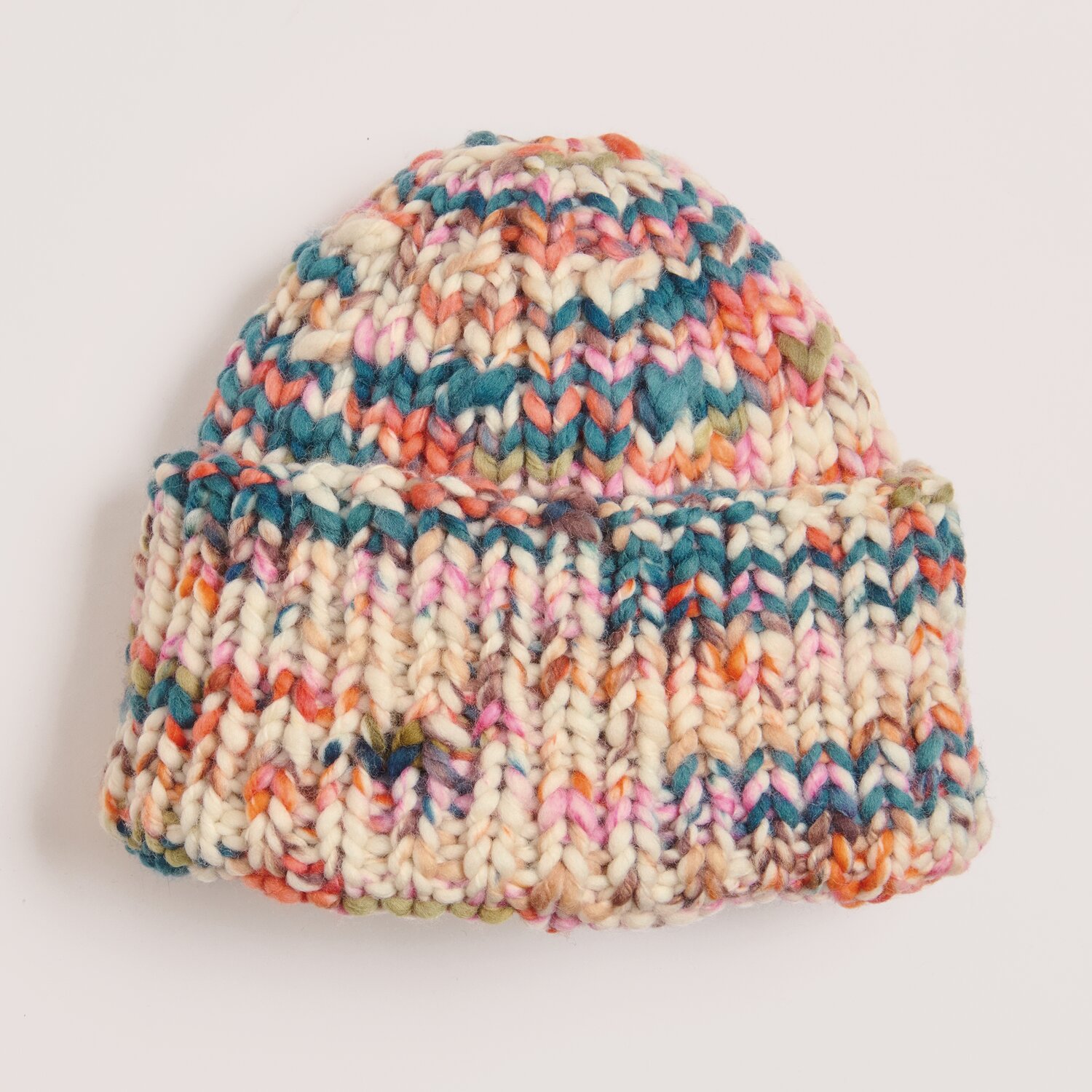 Fashion Tinted Merino, Strickmütze aus dicker, mehrfarbig gesprenkelter Wolle mit breitem Umschlag, Rico Design, 100g 70m, weich und wärmend für Herbst und Winter