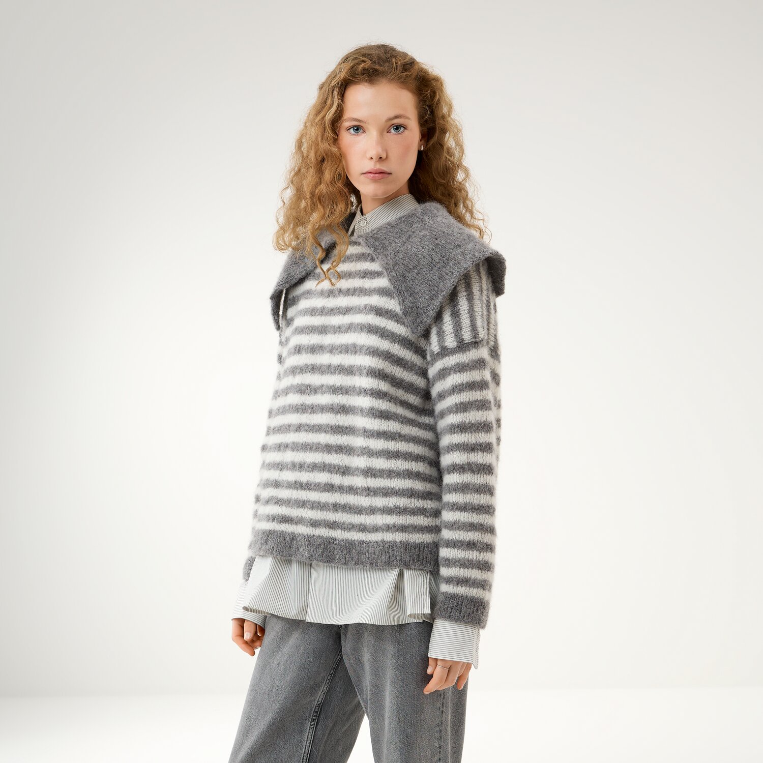 Strickset Pullover Modell 01 aus Die Neue Masche No. 16, locker geschnittener Ringel-Pullover mit passendem Schultertuch, kombiniert mit Bluse und weiter Hose