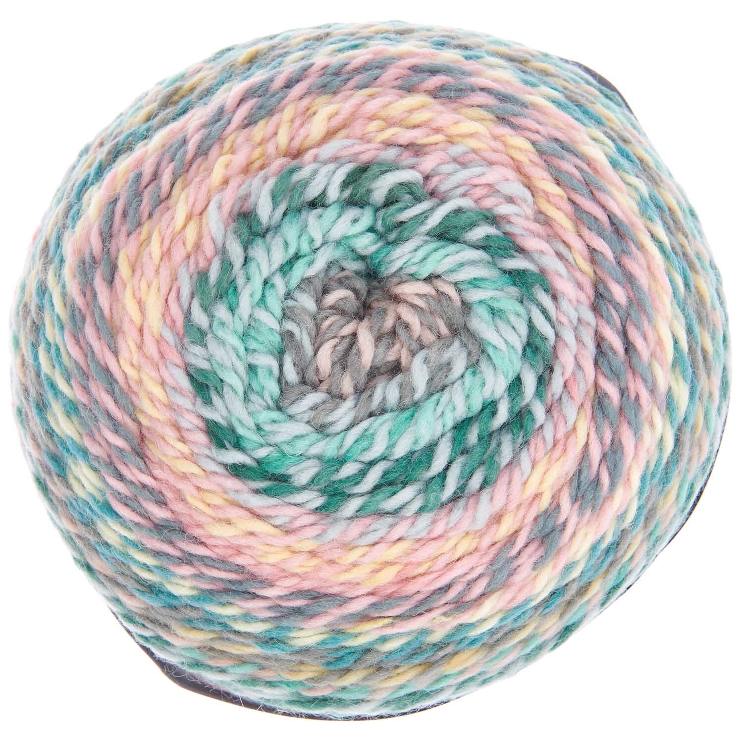 Creative Chic-Unique: Bunte Garnrolle von Rico Design in Pastelltönen, ideal für Sommerprojekte.