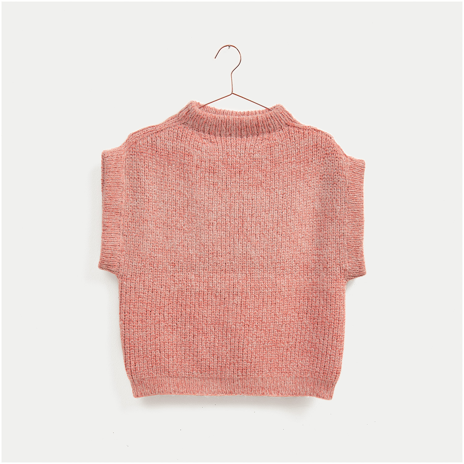 Rosa Strickset Pullunder Modell 07 aus Top Down Knitting Special Nr. 2, präsentiert als Legeware. Der Pullunder hat einen hohen Kragen und ist auf einem Kleiderbügel aufgehängt. Ideal für stilvolle Strickmode.