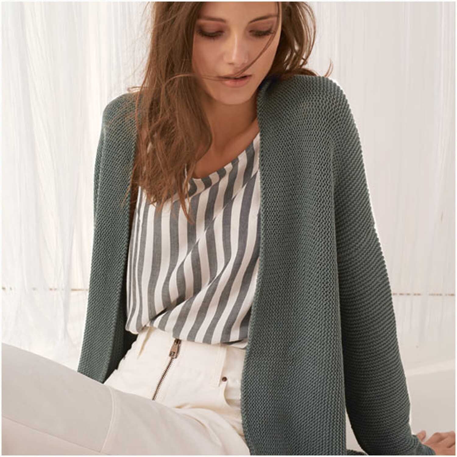 Essentials Cotton Silk Cashmere dk Strickjacke von Rico Design in elegantem Grau, getragen von einer Frau mit gestreiftem Oberteil.