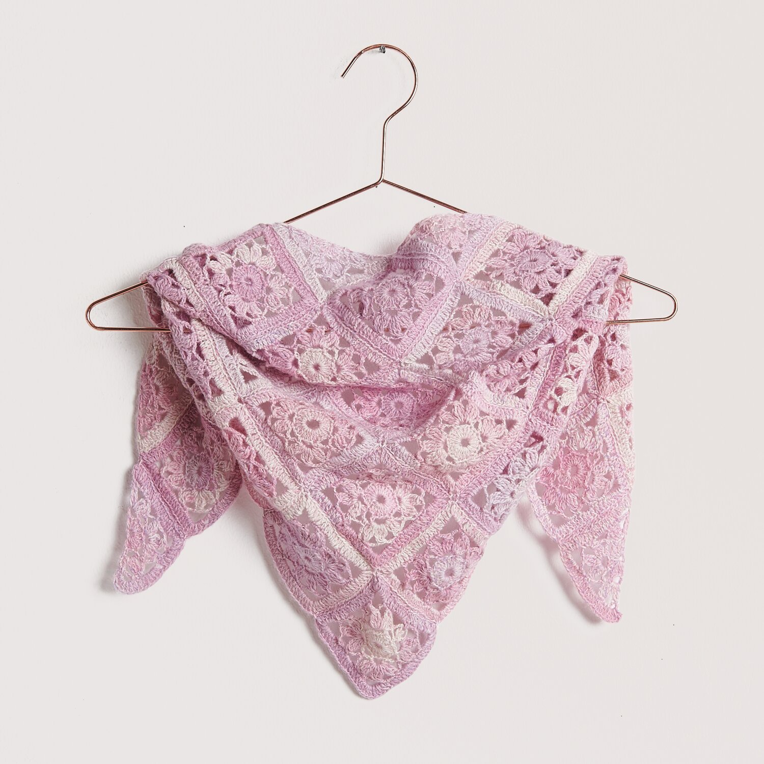 Fashion Cotton Merino Lace 50g 290m Farbe Spring von Rico Design Strickset Mini-Dreieckstuch Modell 04b in zartem Rosa, gehäkelt aus Fashion Cotton Merino Lace. Ideal für Frühling und Sommer.