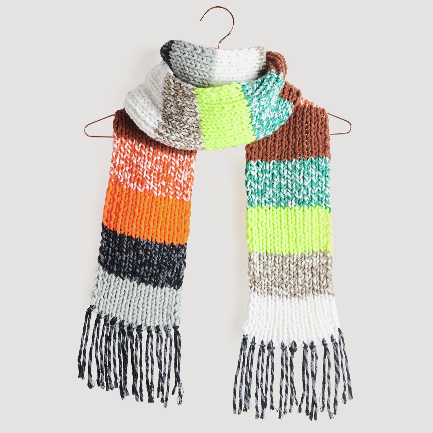 Garnset „Schal des Jahres“ mit bunten Streifen in Orange, Grün und Braun von Wolle Rödel.