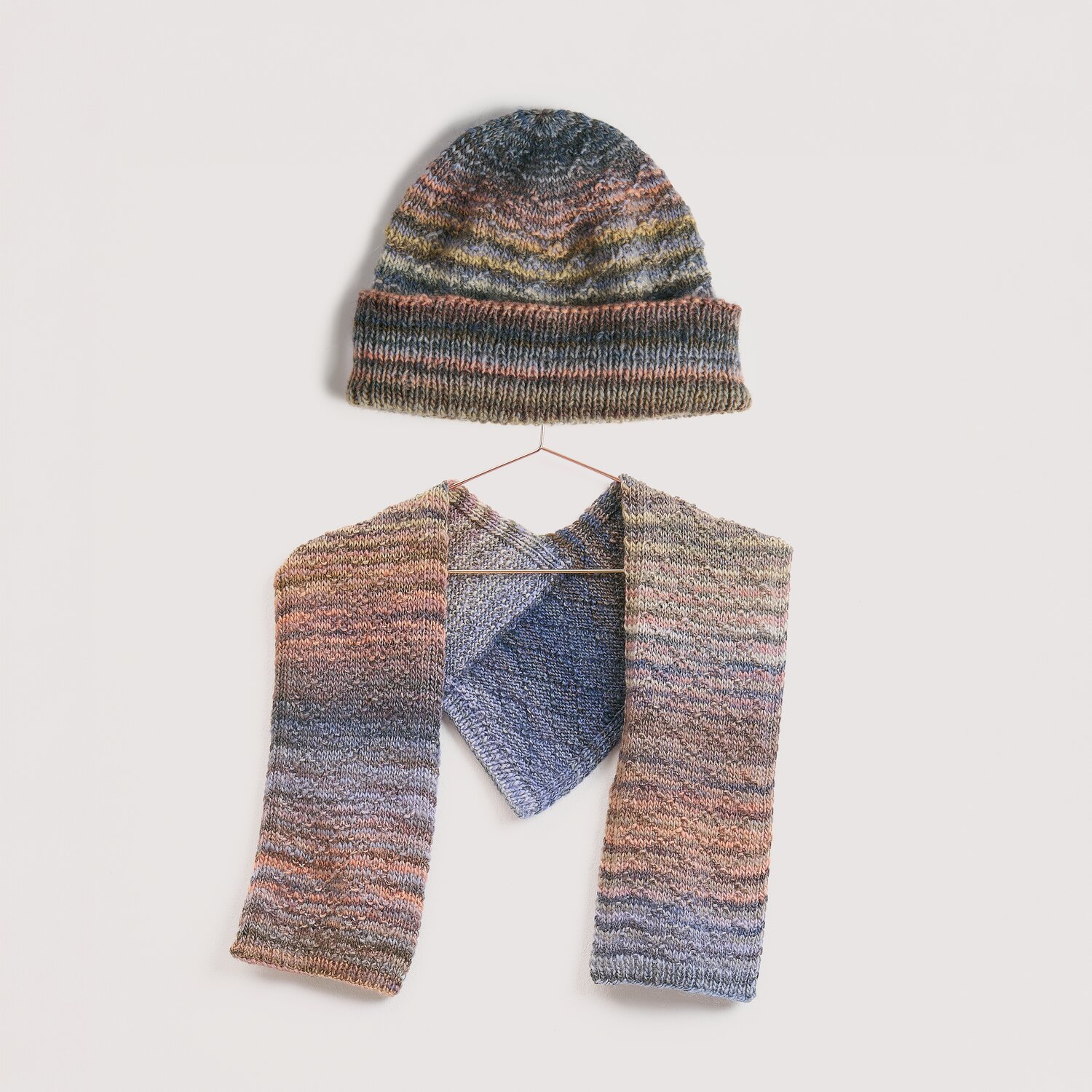 Strickset Minischal + Mütze Modell 24 aus Die Neue Masche No. 16, Wolle Rödel, zeigt gestricktes Accessoire-Set mit melierten Streifen in gedeckten Herbstnuancen