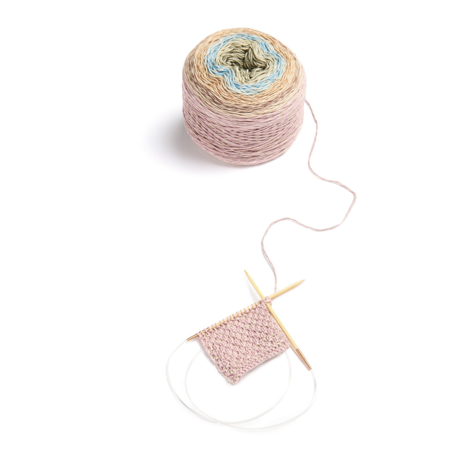 Creative Cotton Linen Cake, pastellfarbene Wolle mit Strickprobe und Nadeln, ideal für Sommerprojekte.