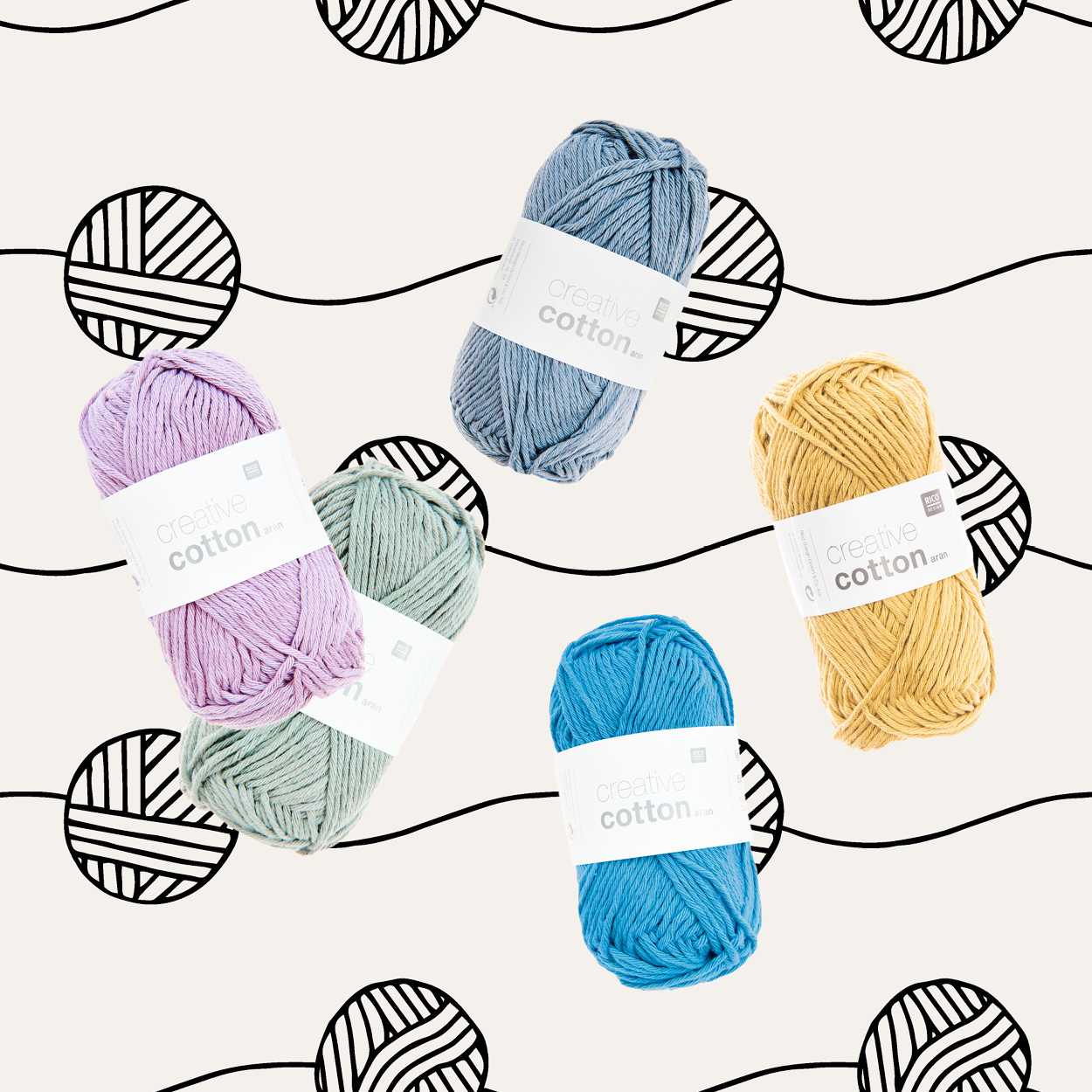 Fünf Wollknäuel in verschiedenen Farben, im Hintergrund schwarz gezeichnete Wollknäul mit Faden. Flatlay von Produkten.