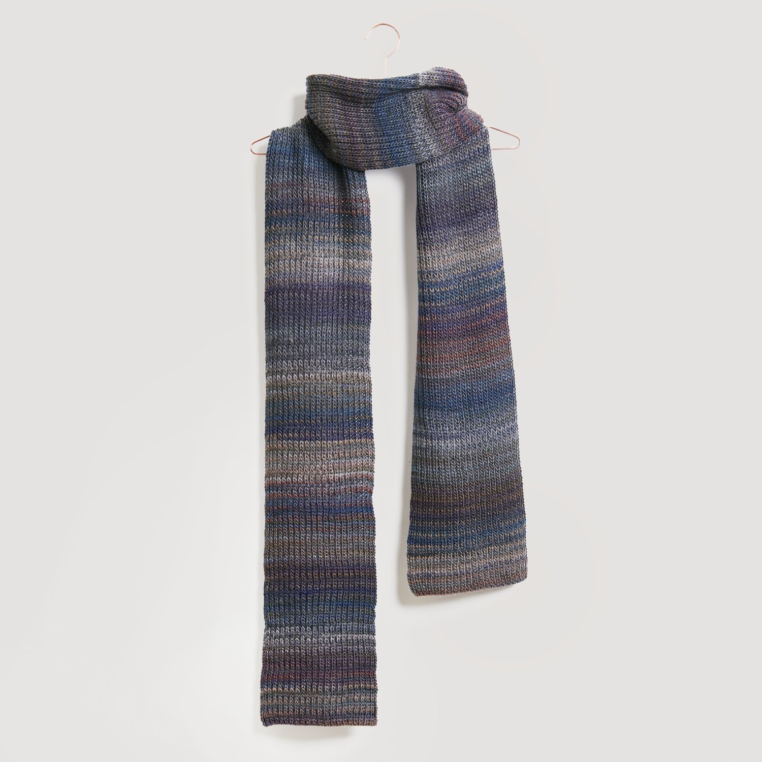 Gestrickter Schal in Blau- und Grautönen, präsentiert als Modell Legeware. Der Schal zeigt ein elegantes, mehrfarbiges Muster und ist ideal für kühle Tage.