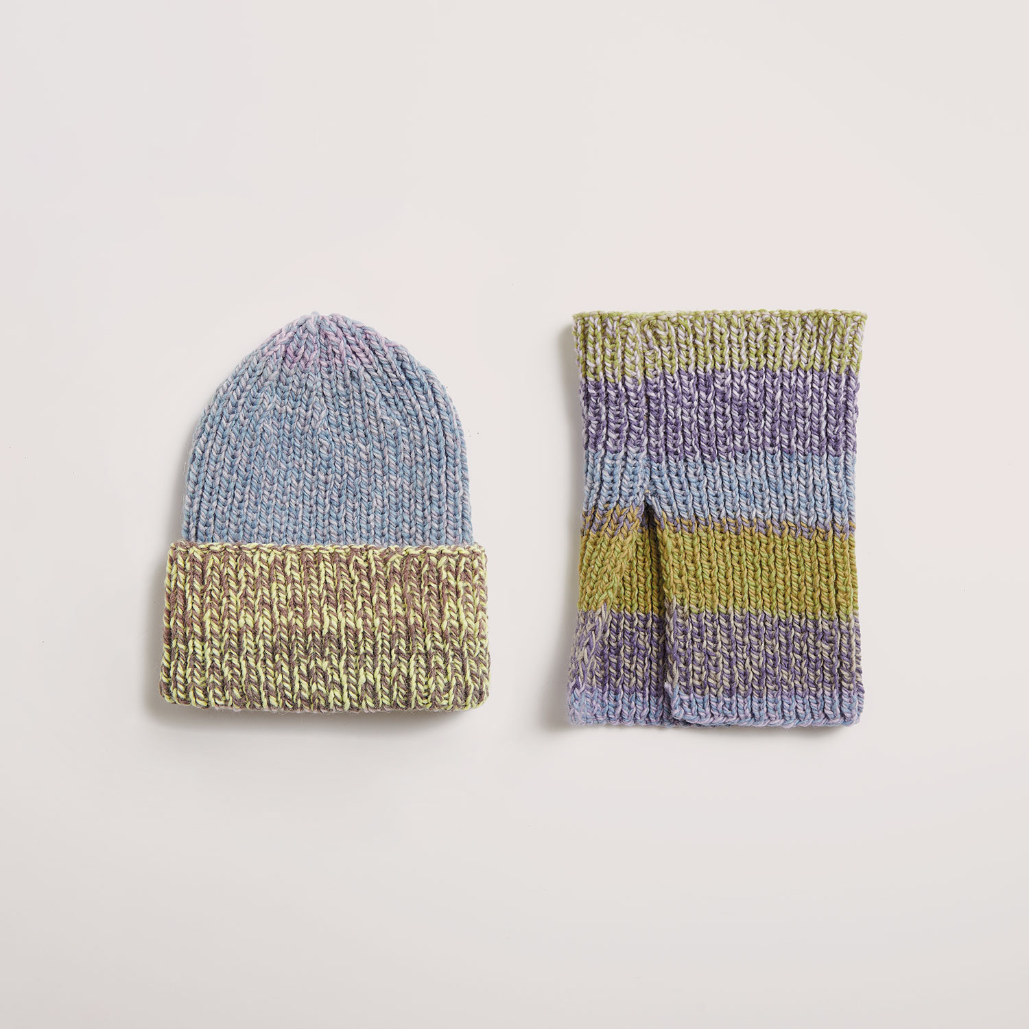 Gestrickte Mütze mit passendem Strick-Kragen Gestrickte Mütze mit passendem Strick-Kragen